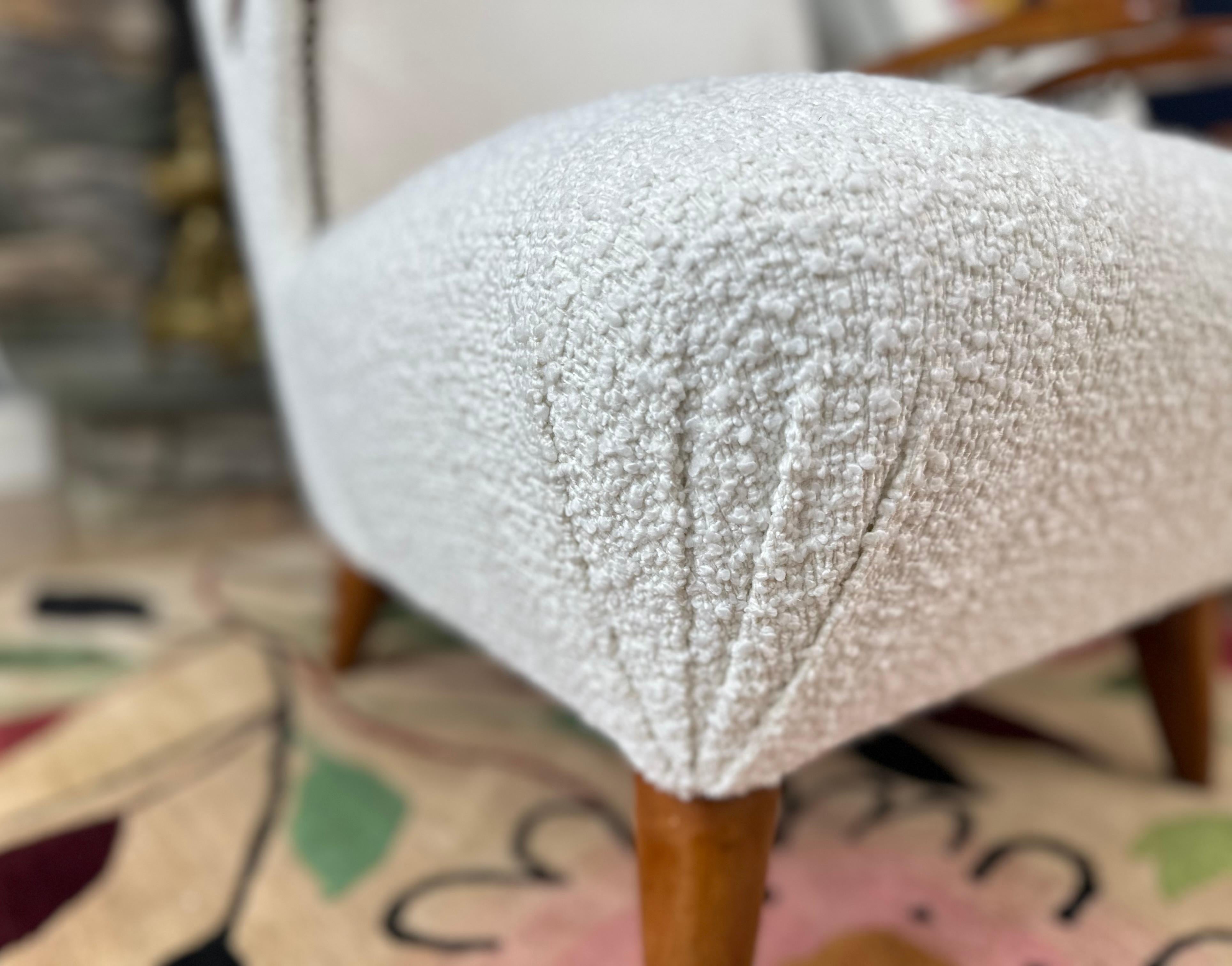 Paire de chaises longues vintage du milieu du siècle en bois de hêtre et tissu de laine bouclée France en vente 4