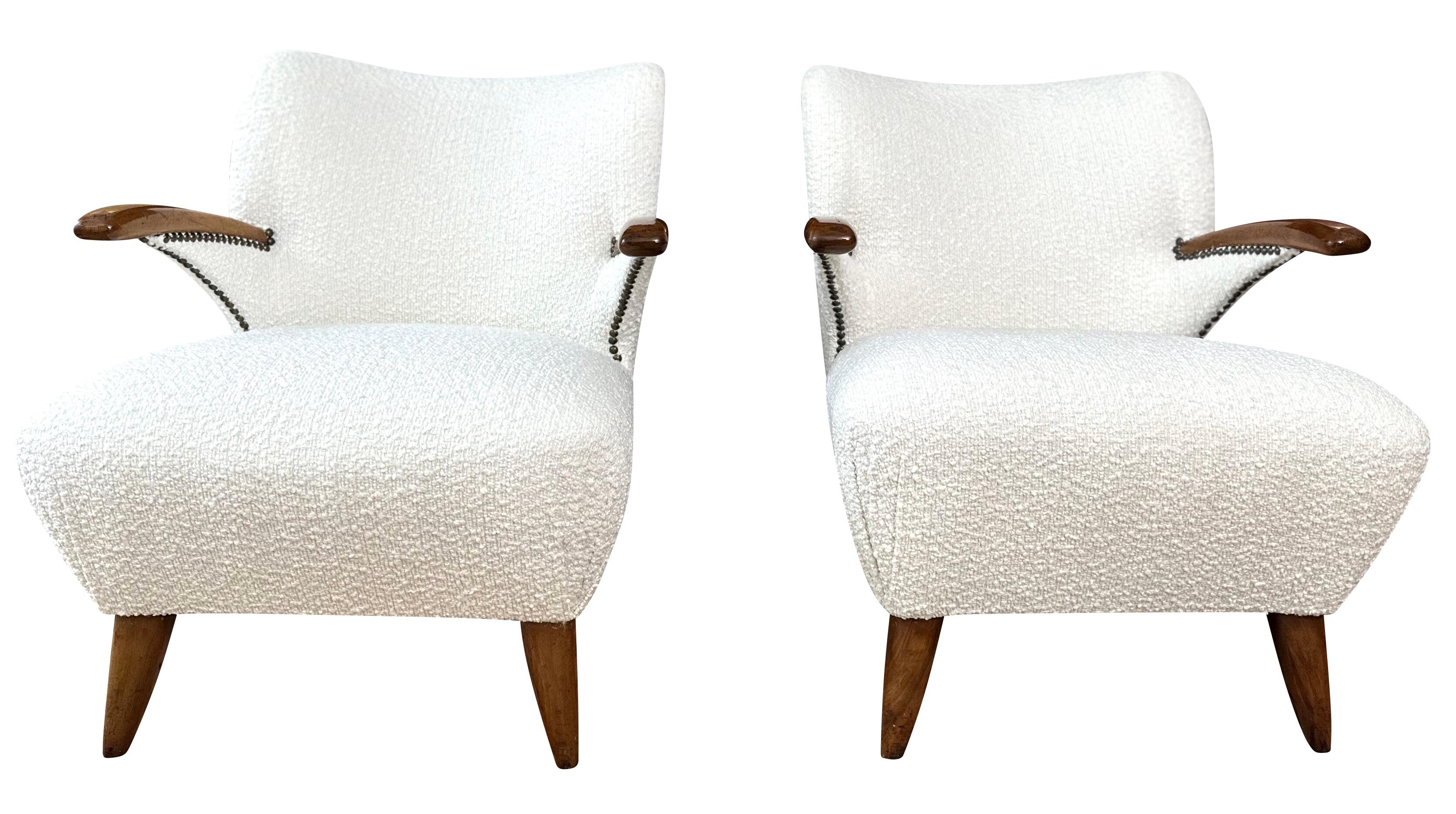 Une paire de chaises de cocktail vintage mid-century boucle lounge en bois de hêtre. France ca. 1950. Nouvellement retapissé avec un tissu en boucle de laine importé de France. 