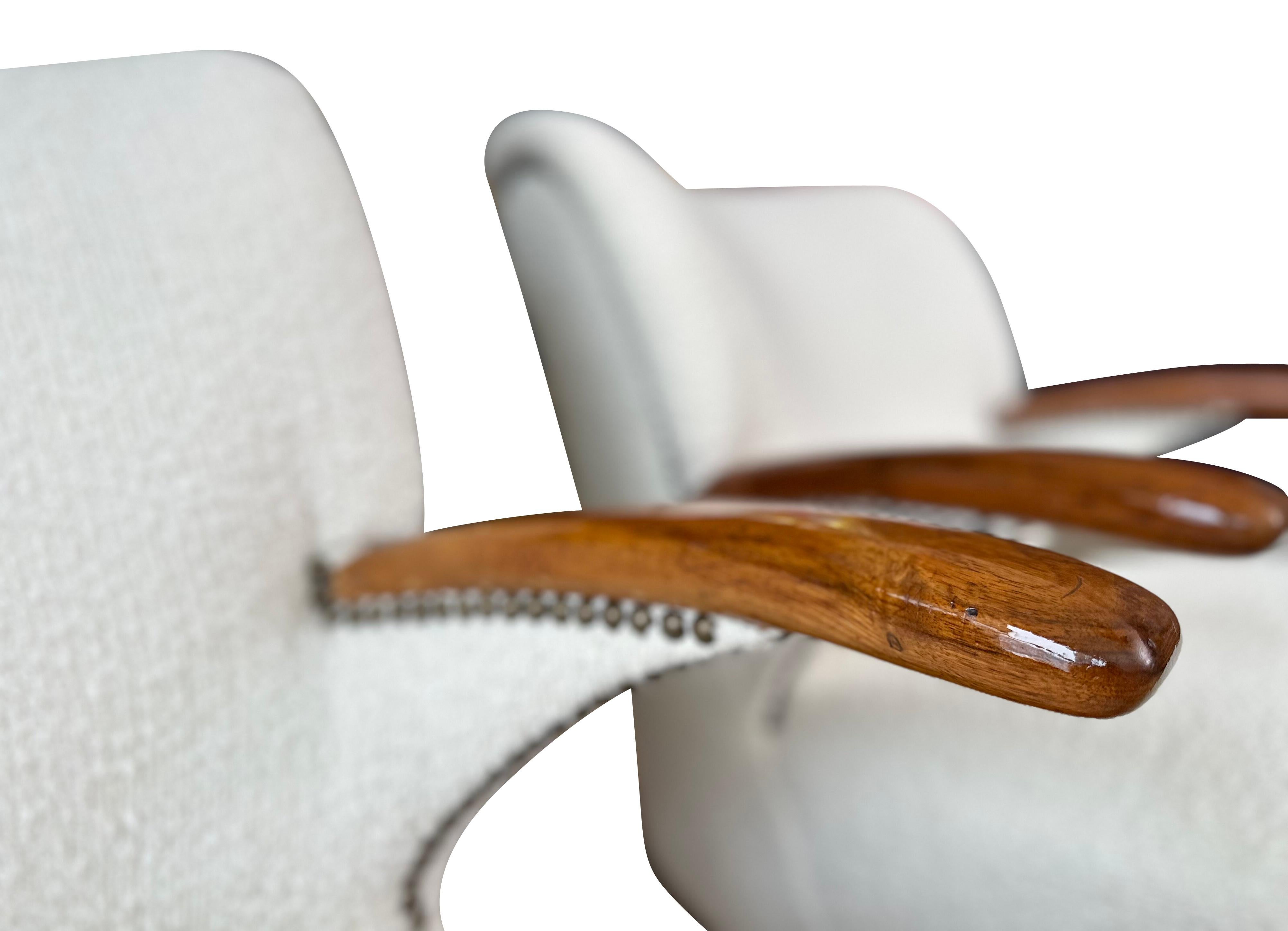Mid-Century Modern Paire de chaises longues vintage du milieu du siècle en bois de hêtre et tissu de laine bouclée France en vente