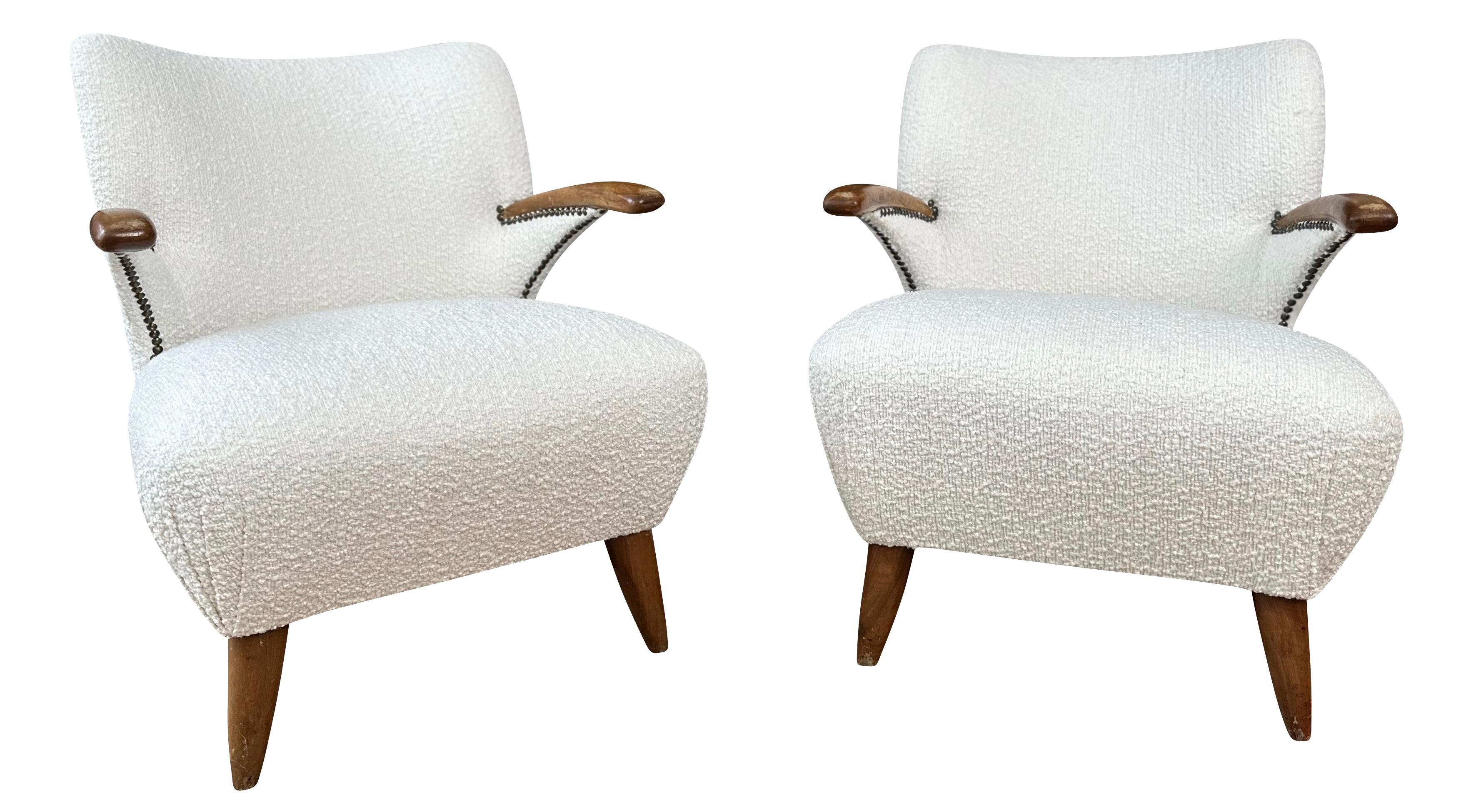 Français Paire de chaises longues vintage du milieu du siècle en bois de hêtre et tissu de laine bouclée France en vente