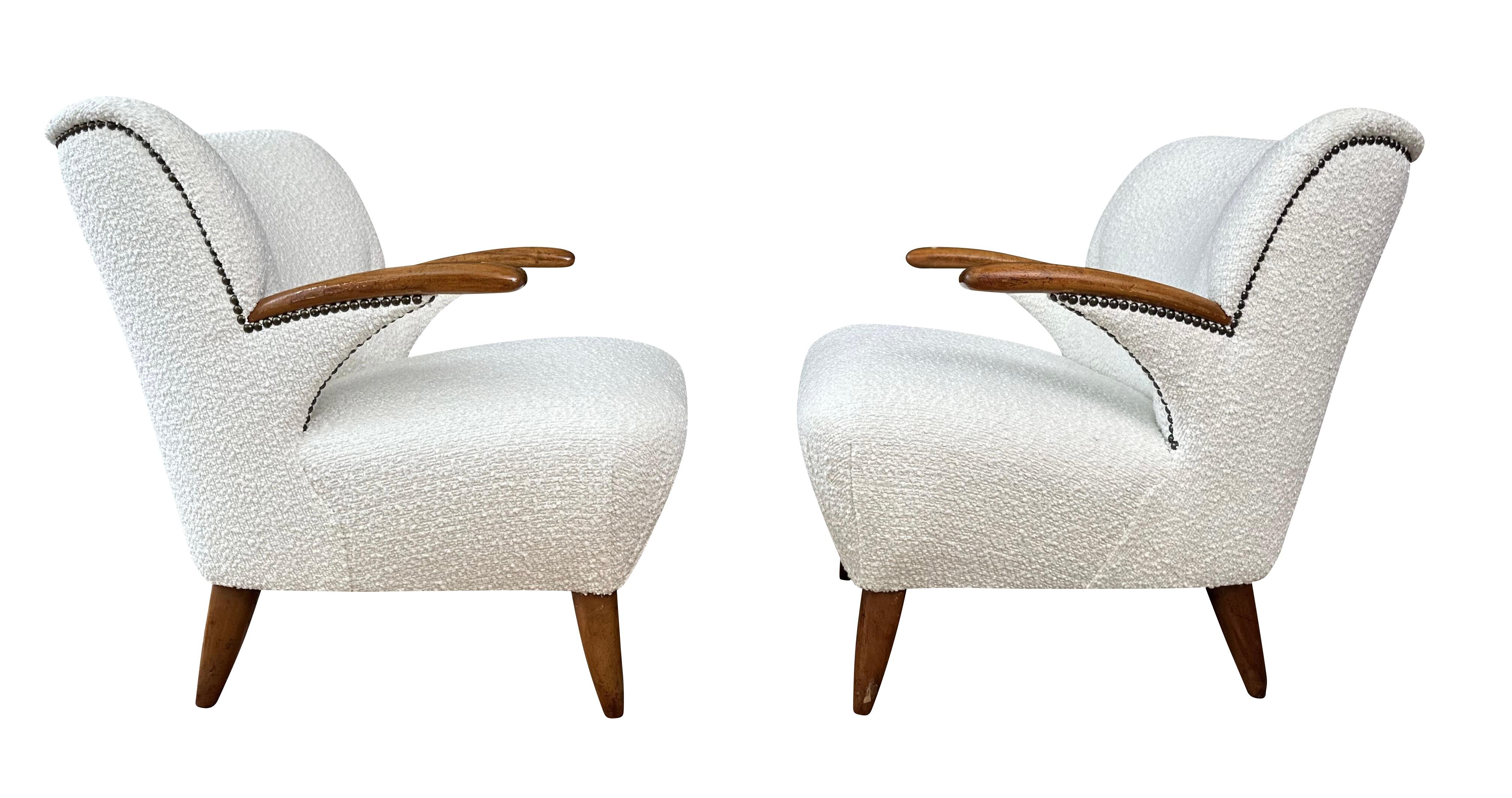 Paire de chaises longues vintage du milieu du siècle en bois de hêtre et tissu de laine bouclée France Bon état - En vente à Brooklyn, NY