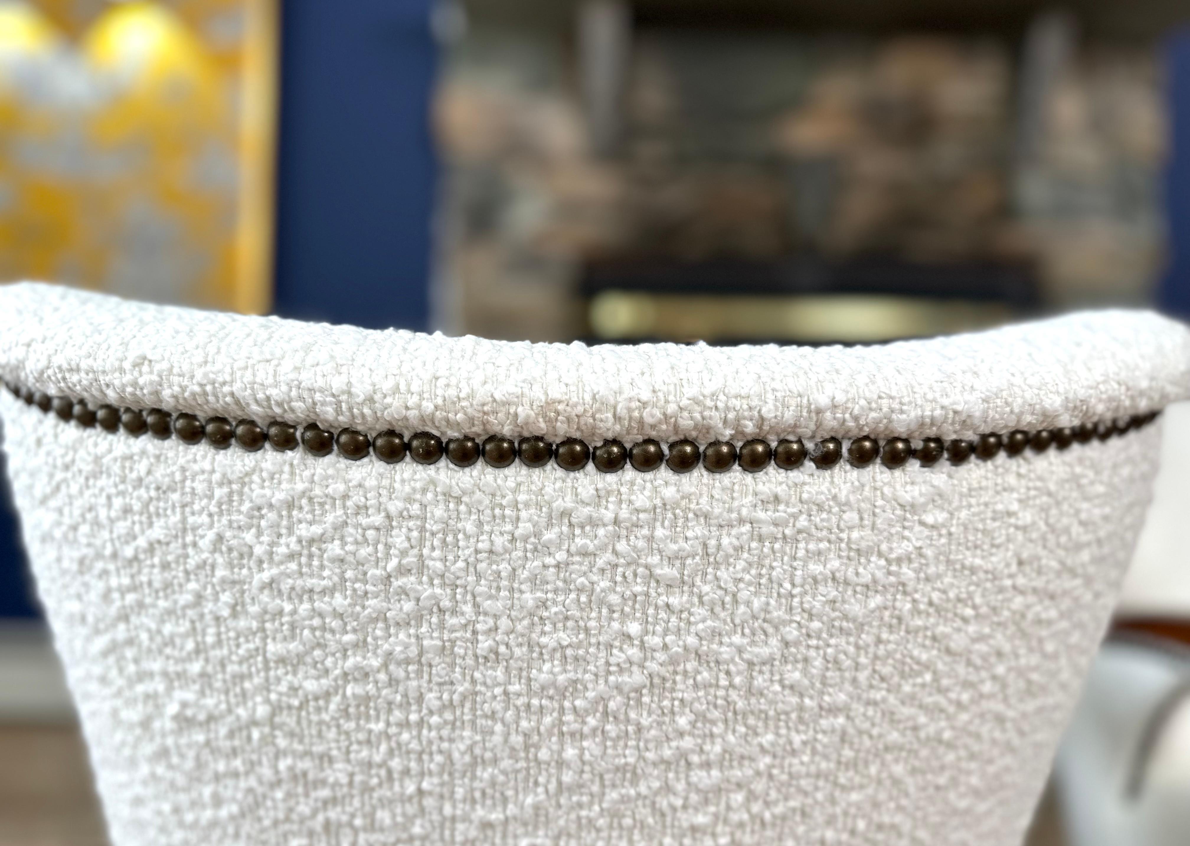Tissu Paire de chaises longues vintage du milieu du siècle en bois de hêtre et tissu de laine bouclée France en vente