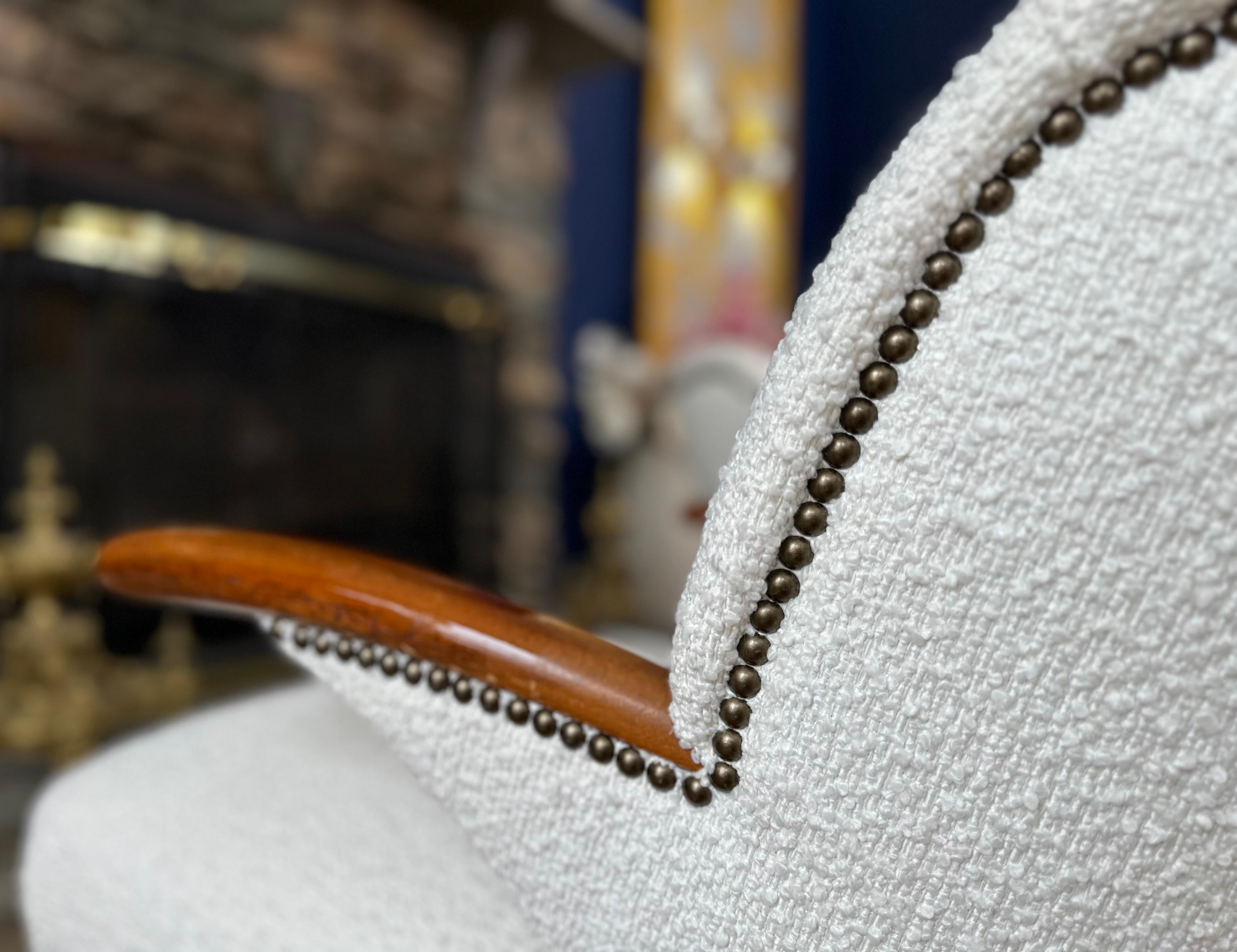 Paire de chaises longues vintage du milieu du siècle en bois de hêtre et tissu de laine bouclée France en vente 1