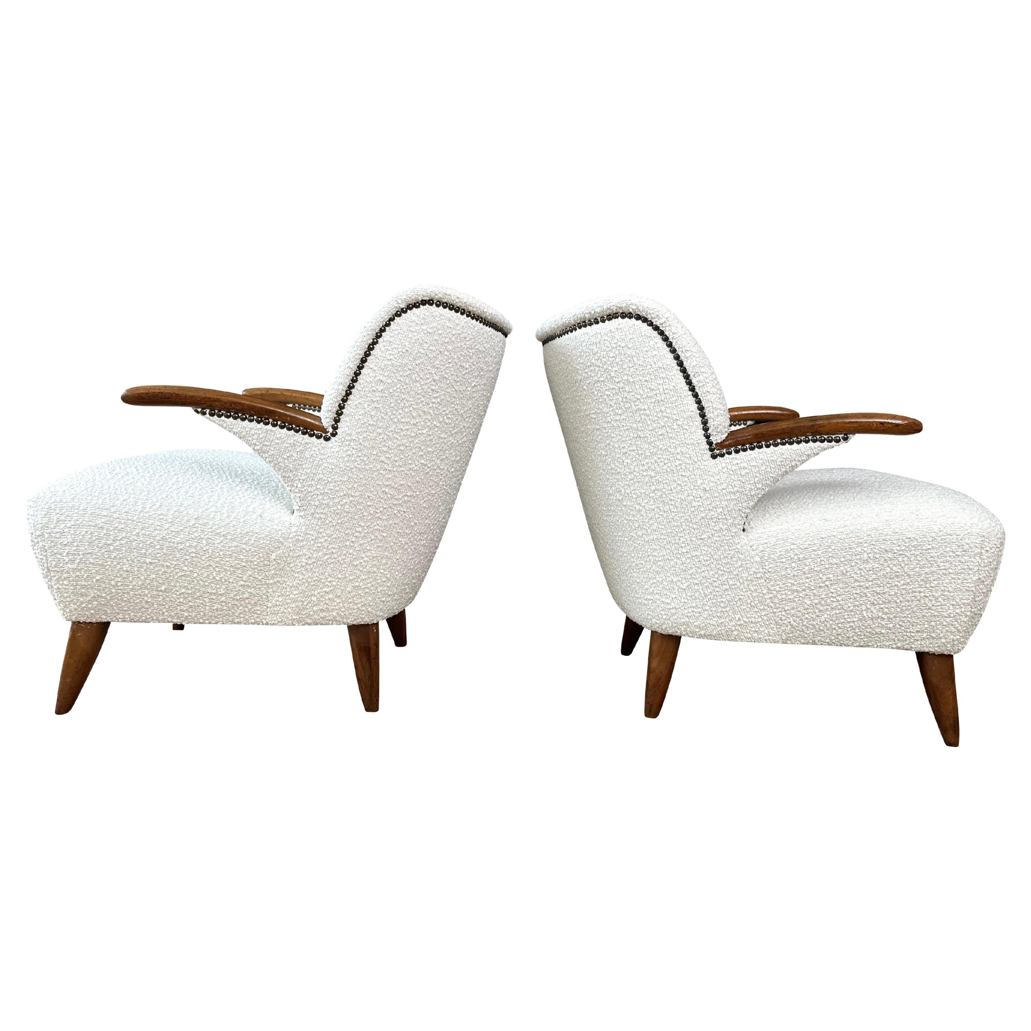 Ein Paar Vintage-Loungesessel aus Buchenholz und Boucle-Wollstoff aus der Mitte des Jahrhunderts, Frankreich
