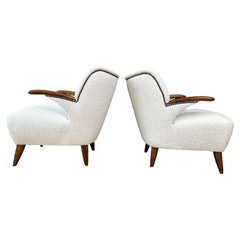Coppia di sedie da salotto vintage della metà del secolo scorso in legno di faggio e tessuto di lana Boucle Francia