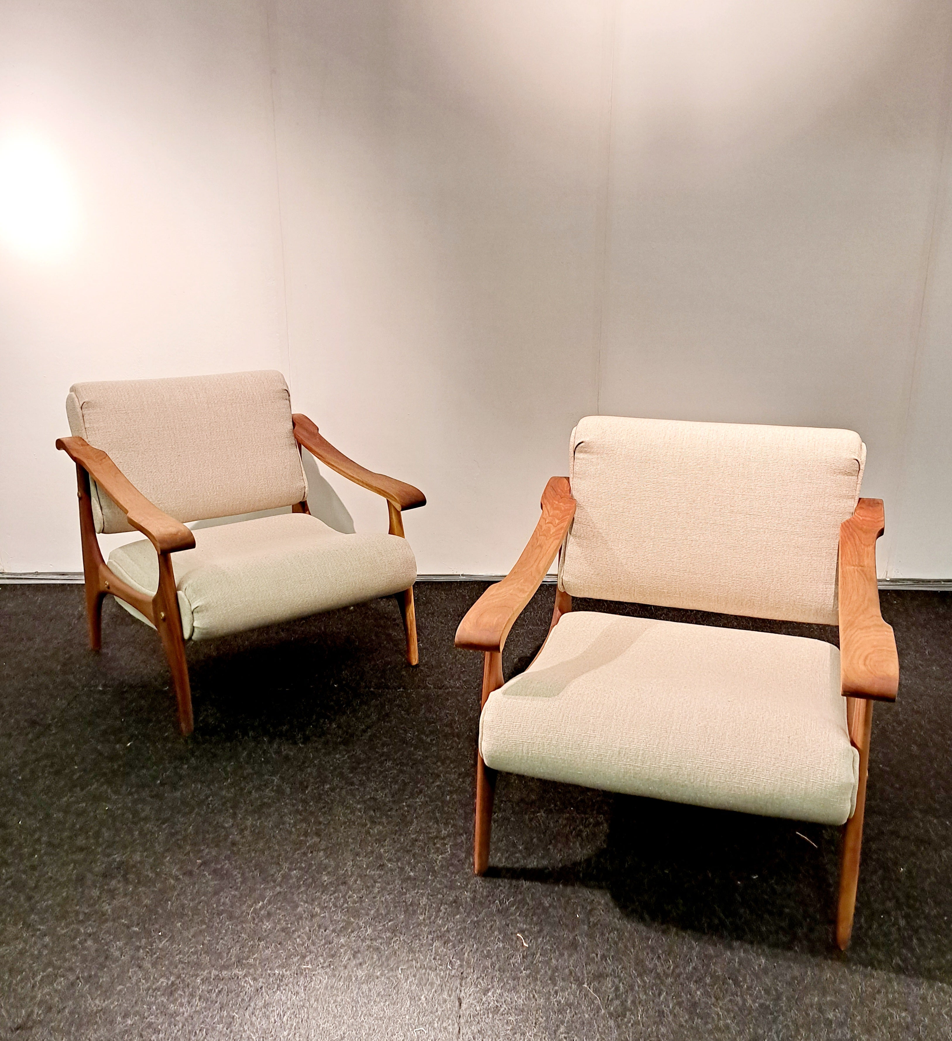 Paire de fauteuils italiens du milieu du siècle, nouvellement tapissés de lin crème.
Italie Années 1970. L'assise et le dossier sont suspendus entre un élégant cadre en noyer avec des ferrures en laiton. 

Fabriqué en noyer massif, restauré et