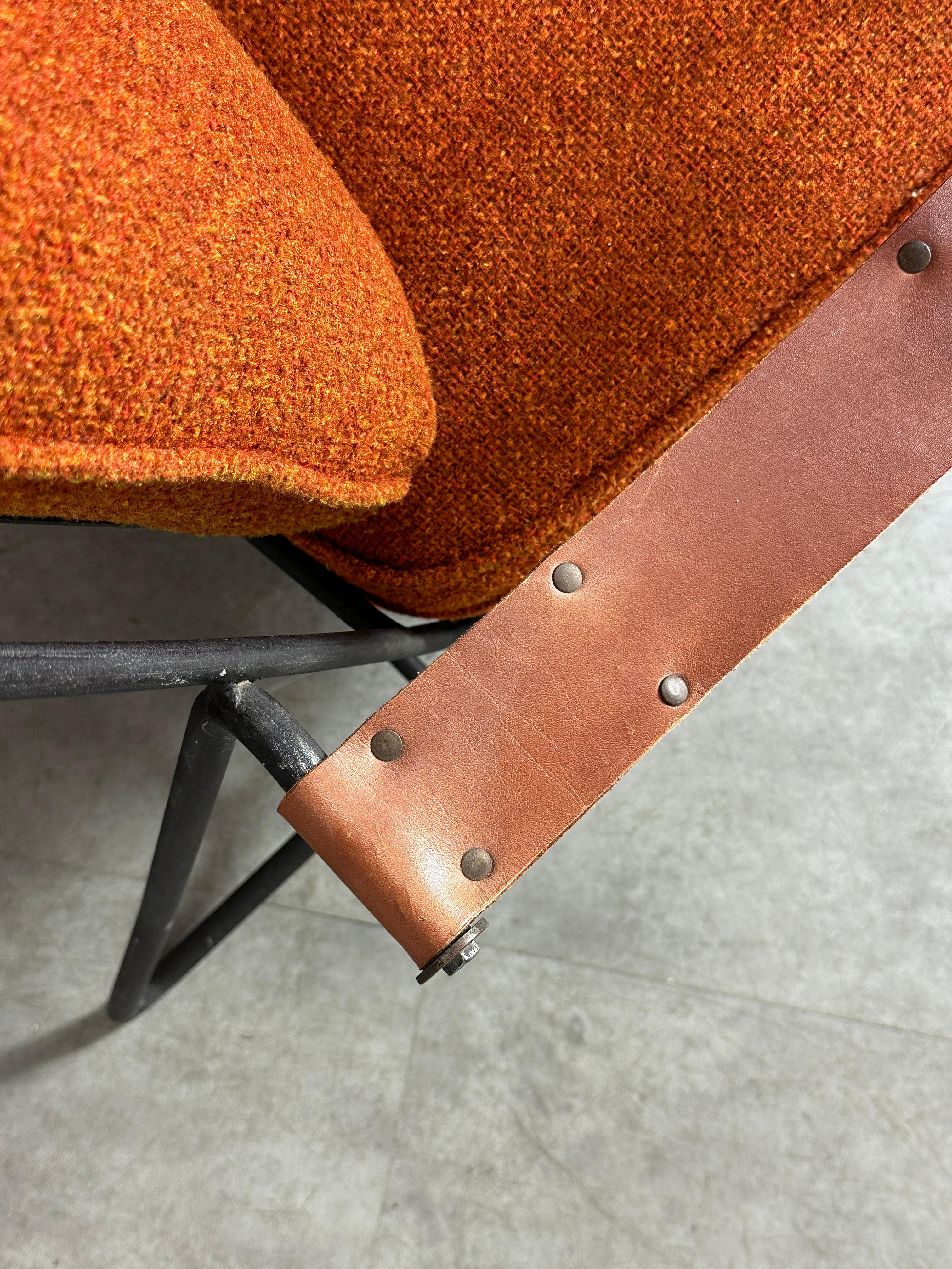 Paire de chaises longues en cuir et en fer du milieu du siècle dernier et de la modernité mexicaine, années 1950 en vente 3