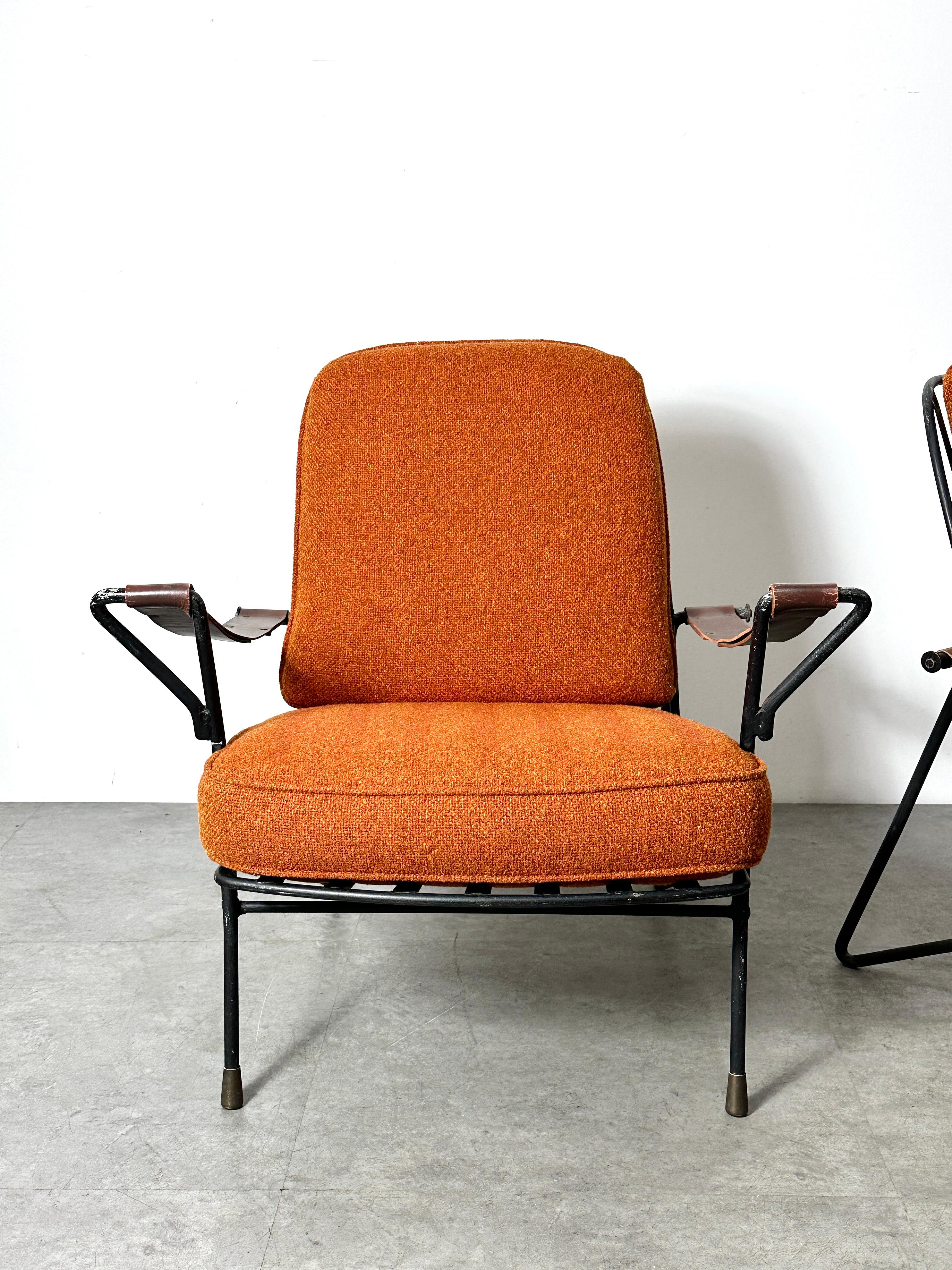 Mexicain Paire de chaises longues en cuir et en fer du milieu du siècle dernier et de la modernité mexicaine, années 1950 en vente