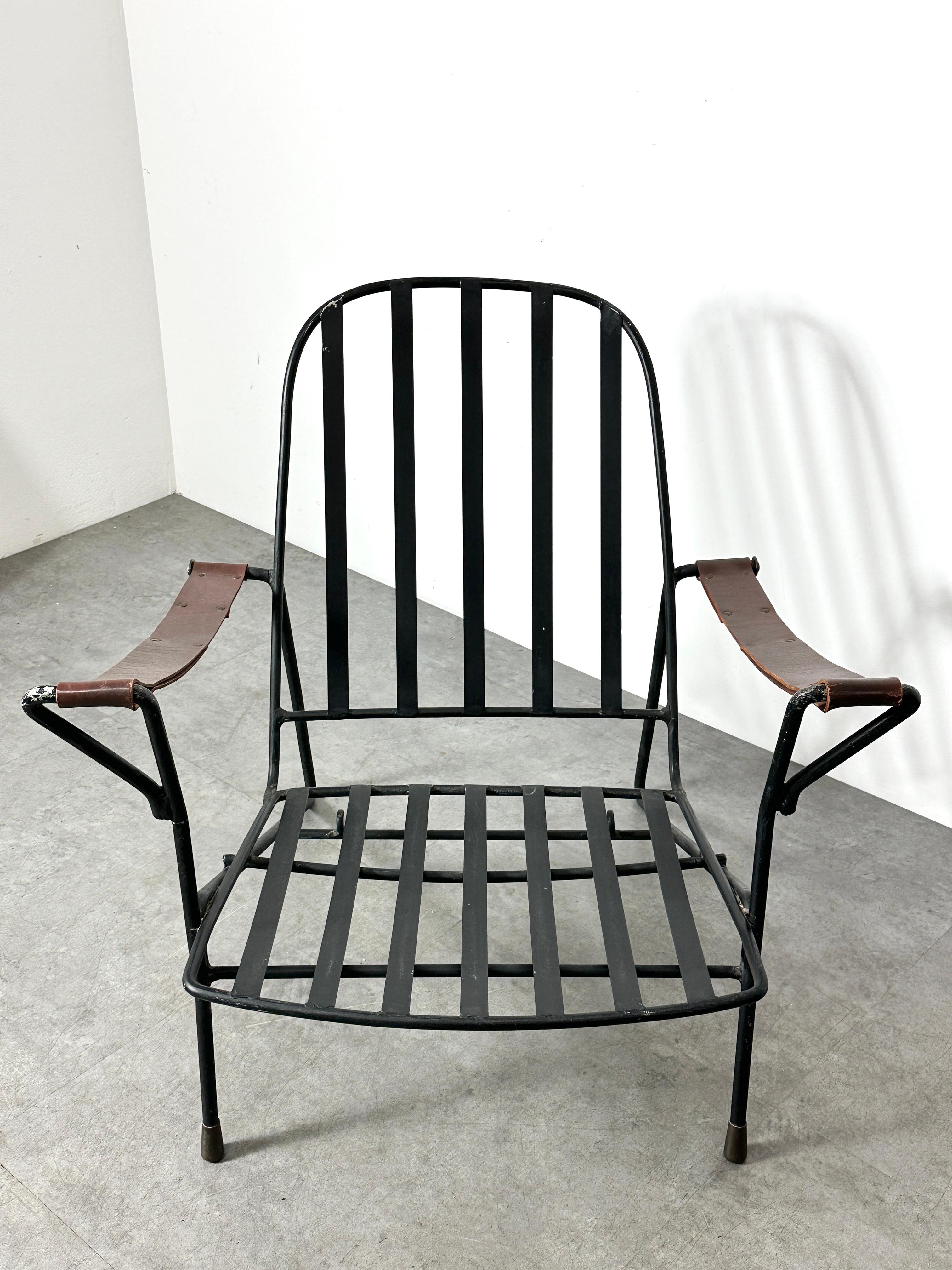 20ième siècle Paire de chaises longues en cuir et en fer du milieu du siècle dernier et de la modernité mexicaine, années 1950 en vente