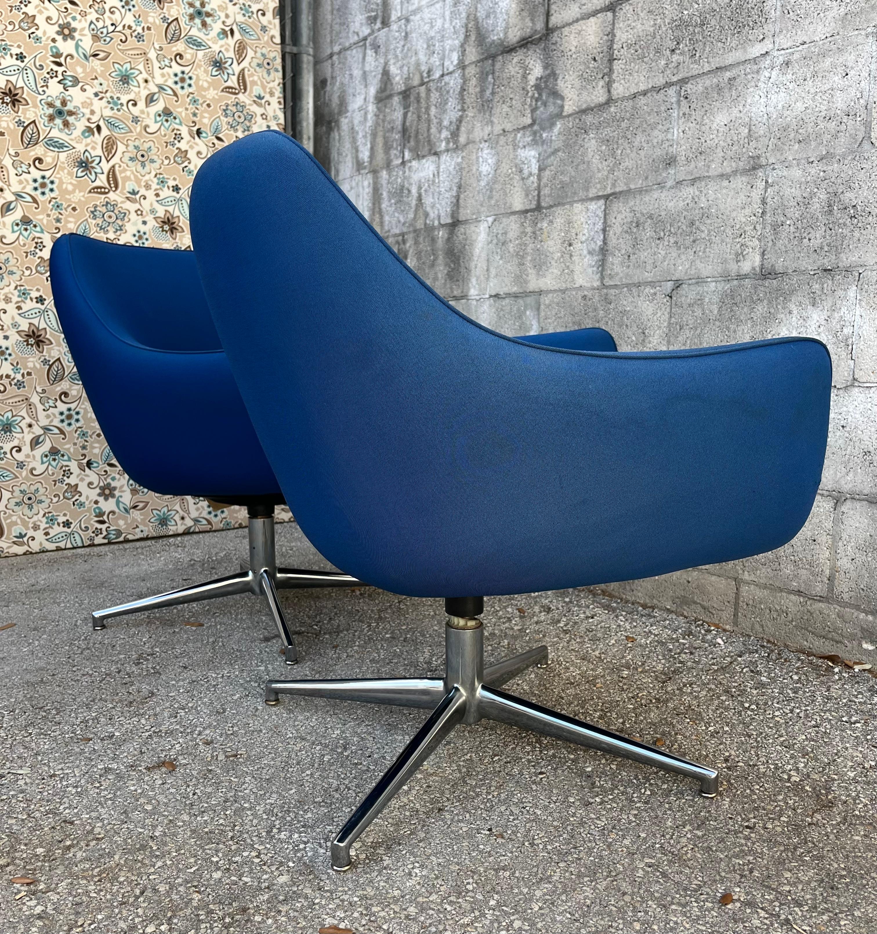 Ein Paar moderne Vintage-Blasenstühle aus der Mitte des Jahrhunderts von Stow & Davis. Circa 1970er Jahre im Angebot 4