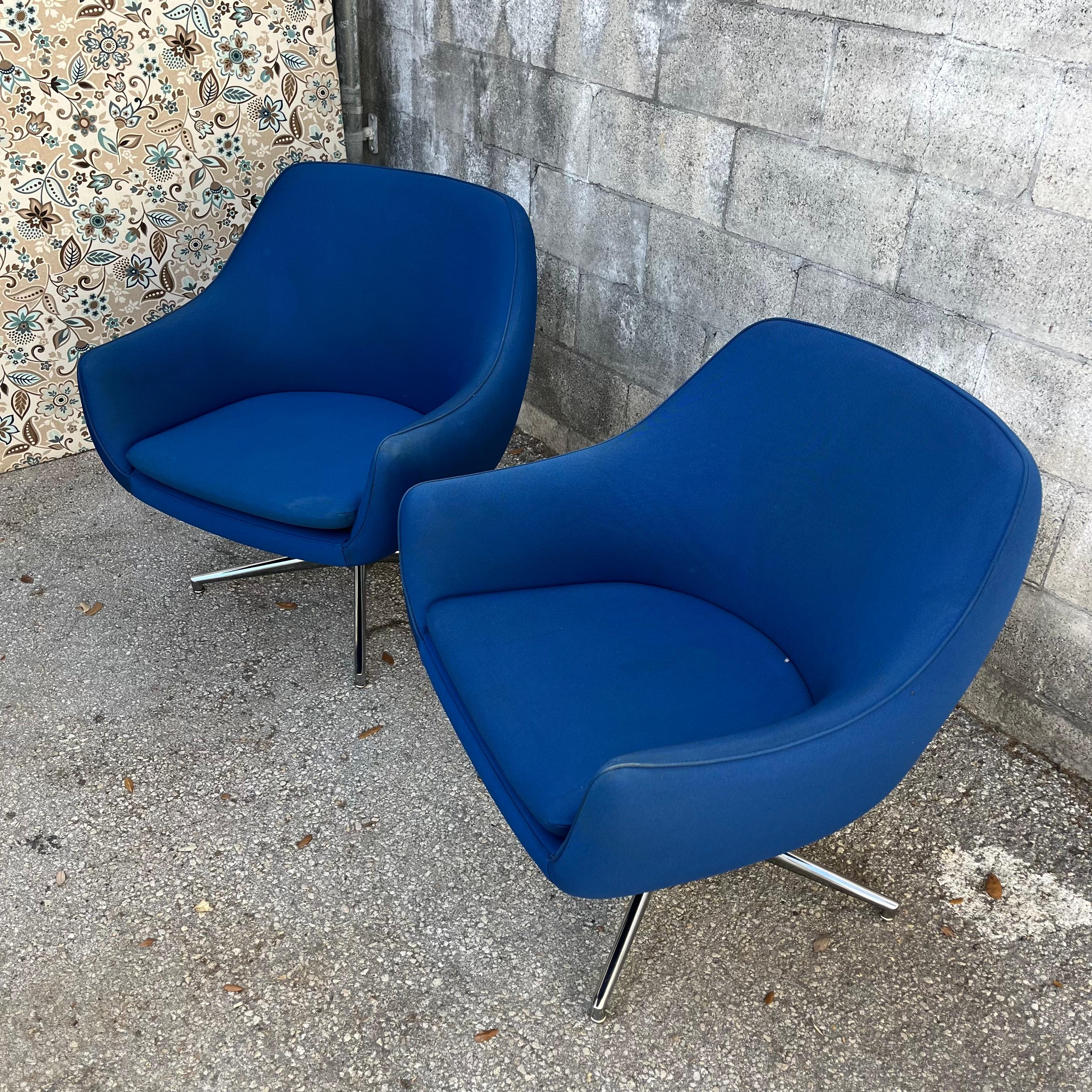 Ein Paar moderne Vintage-Blasenstühle aus der Mitte des Jahrhunderts von Stow & Davis. Circa 1970er Jahre 
Er verfügt über ein elegantes verchromtes Drehgestell, die kobaltblaue Originalpolsterung und abnehmbare Sitzkissen. 
In gutem Originalzustand
