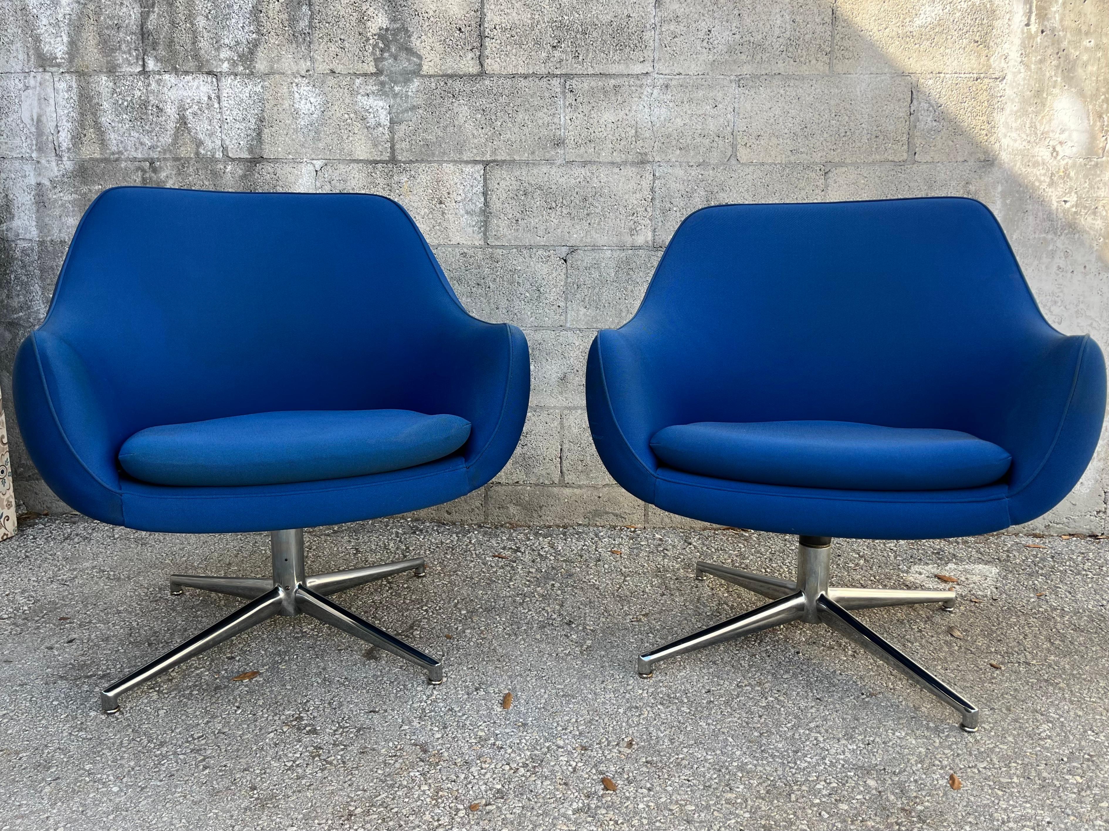 Ein Paar moderne Vintage-Blasenstühle aus der Mitte des Jahrhunderts von Stow & Davis. Circa 1970er Jahre (amerikanisch) im Angebot