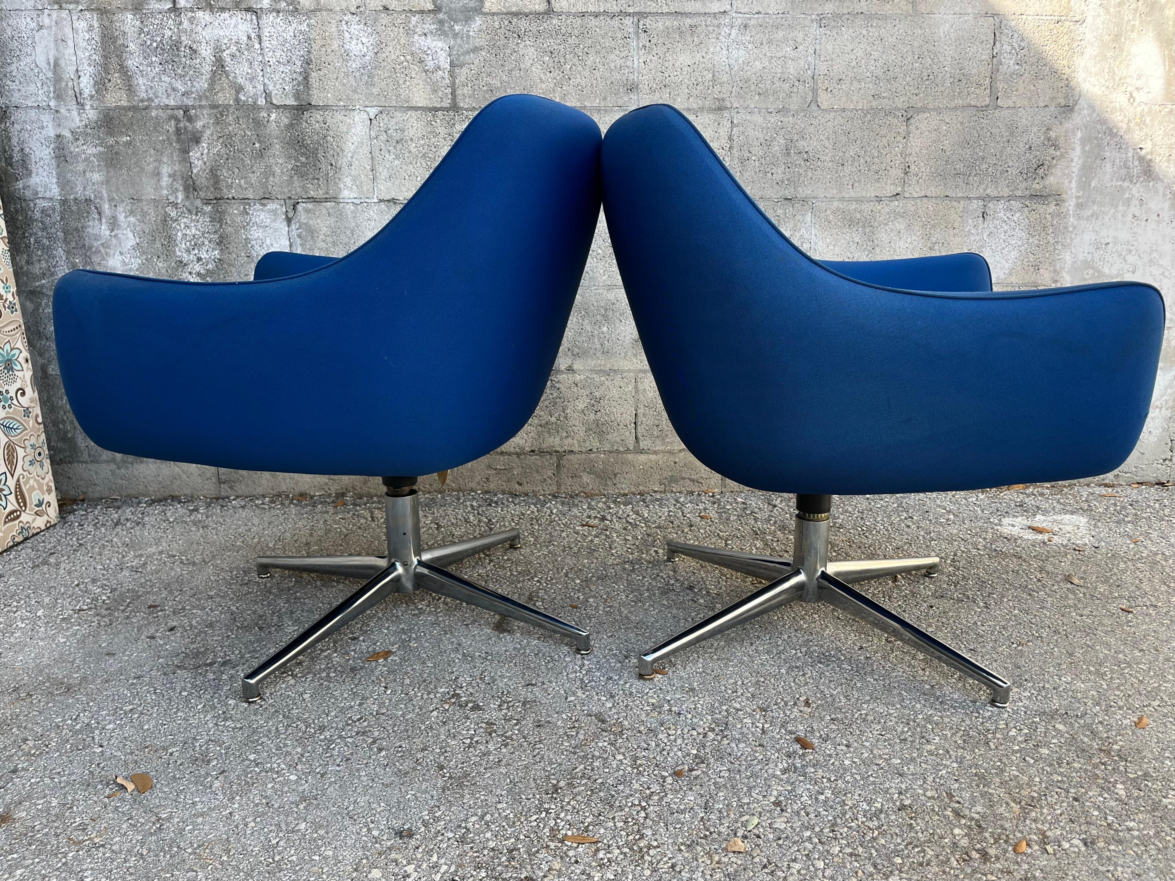 Ein Paar moderne Vintage-Blasenstühle aus der Mitte des Jahrhunderts von Stow & Davis. Circa 1970er Jahre (Ende des 20. Jahrhunderts) im Angebot