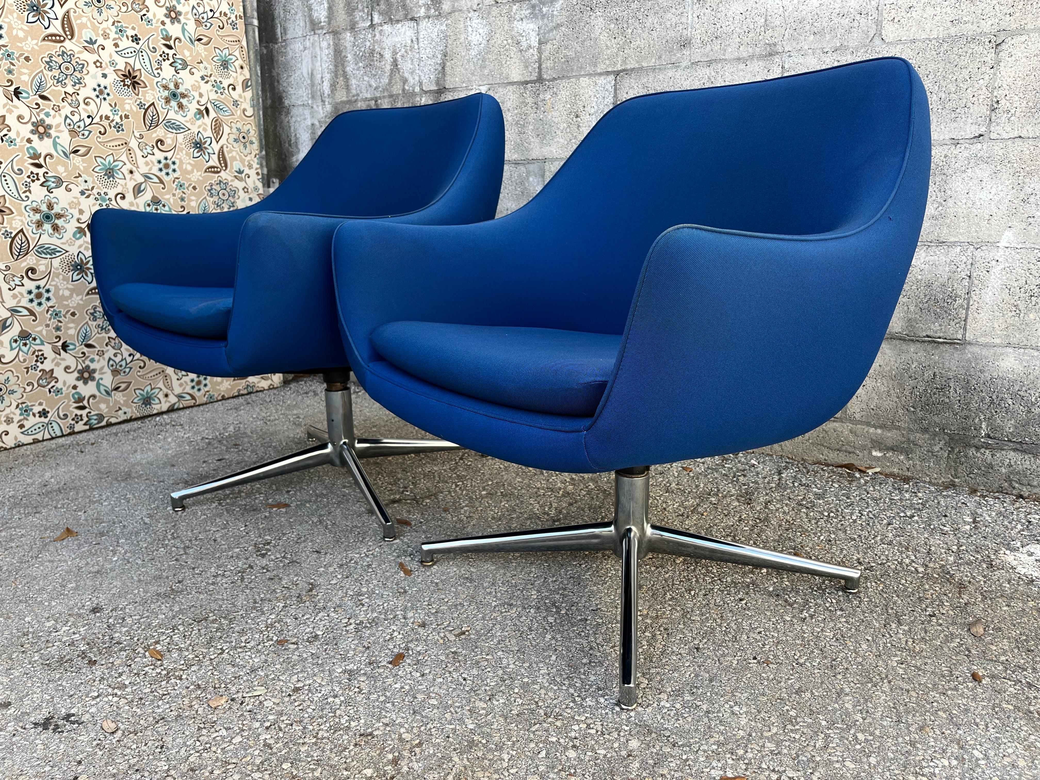 Ein Paar moderne Vintage-Blasenstühle aus der Mitte des Jahrhunderts von Stow & Davis. Circa 1970er Jahre im Angebot 1