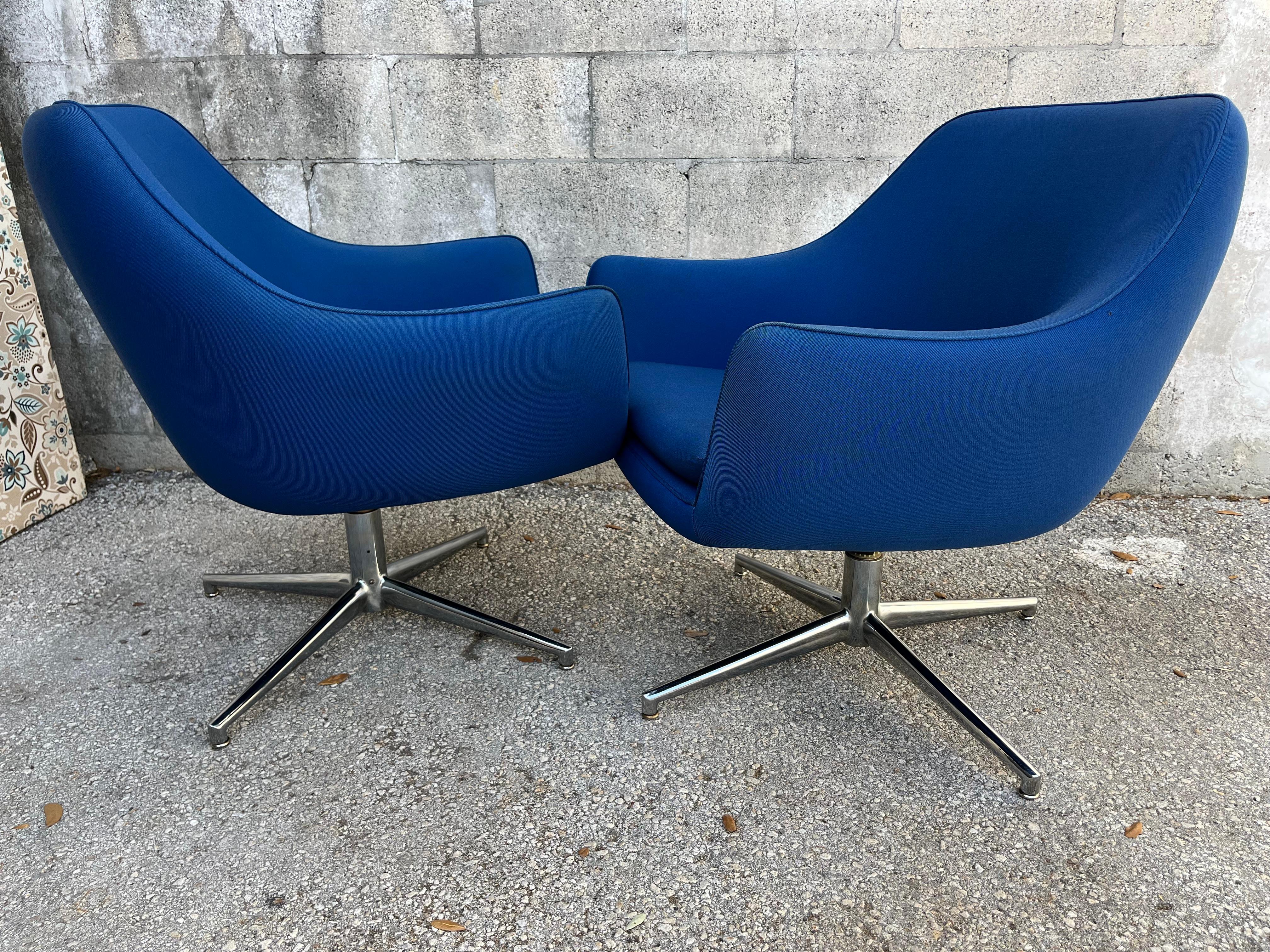 Ein Paar moderne Vintage-Blasenstühle aus der Mitte des Jahrhunderts von Stow & Davis. Circa 1970er Jahre im Angebot 2