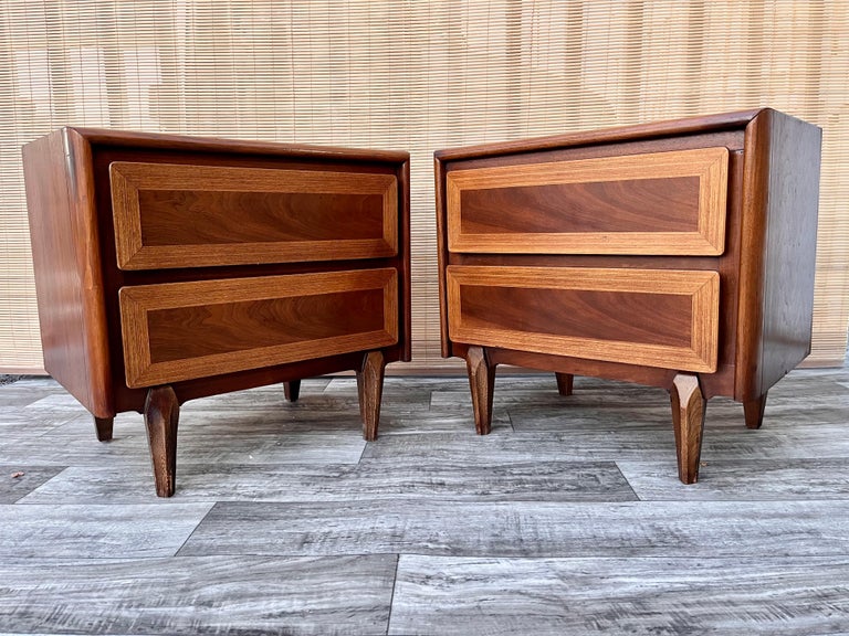 A Pair of Vintage Mid-Century Modern nightstands by American of Martinsville. Circa 1970s
Feature and exceptional quality construction, tapered legs, and two tone facade drawers with gently rounded corners.
In good Original Condition with sings of