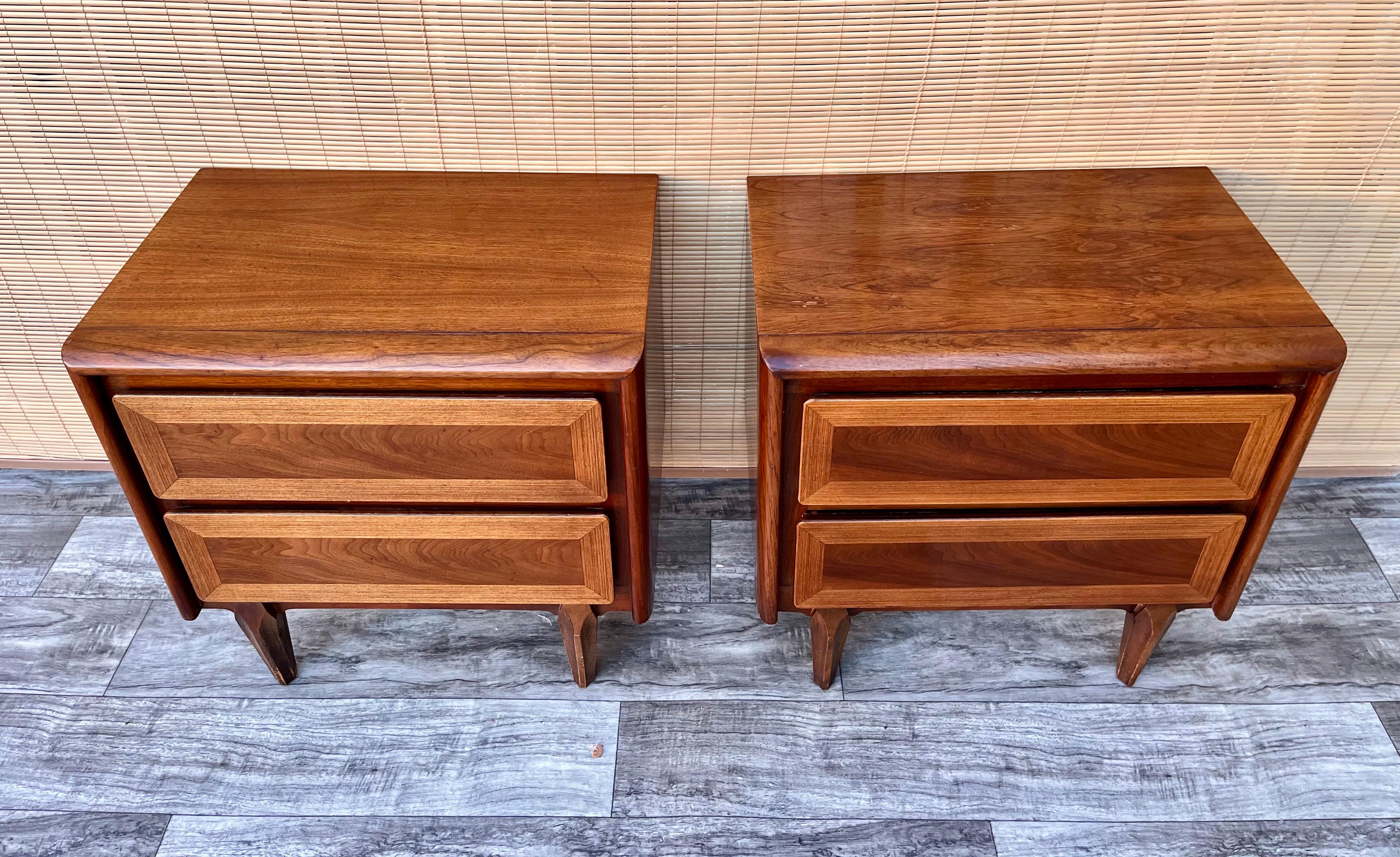 Pair of Vintage Mid-Century Modern Nightstands by American of Martinsville In Good Condition In Miami, FL