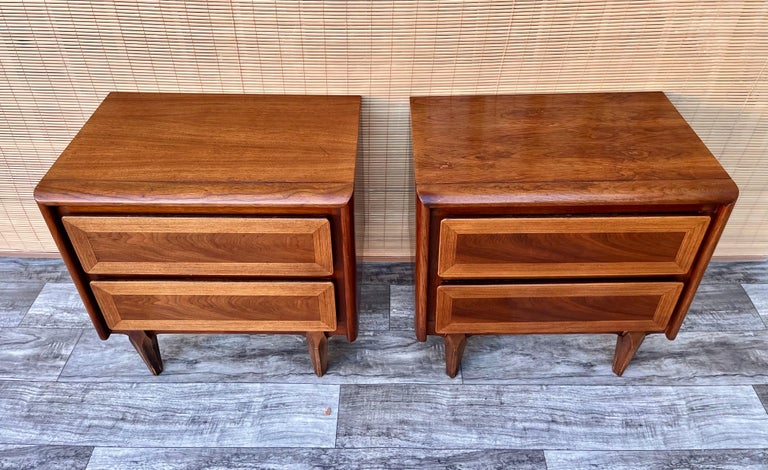 Pair of Vintage Mid-Century Modern Nightstands by American of Martinsville In Good Condition For Sale In Miami, FL