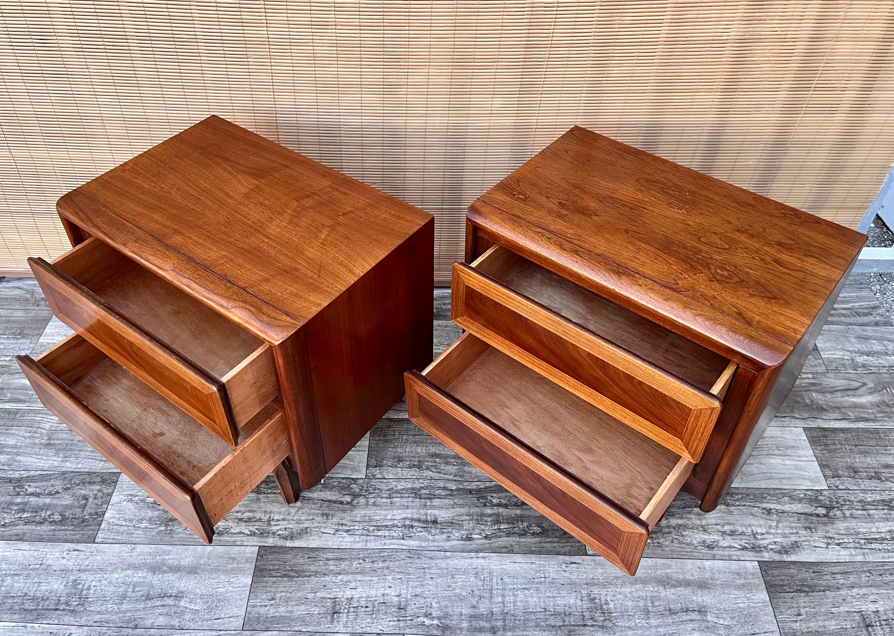 Late 20th Century Pair of Vintage Mid-Century Modern Nightstands by American of Martinsville