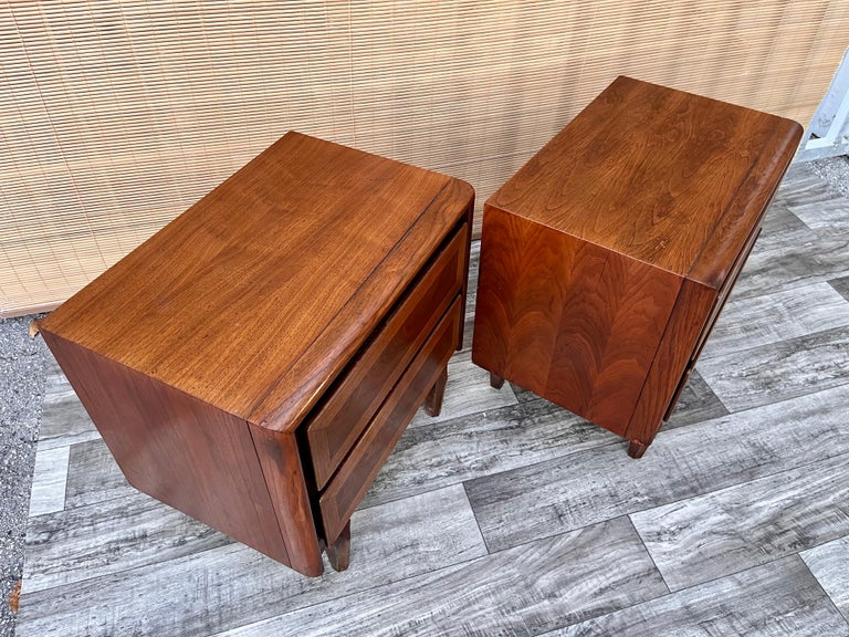 Walnut Pair of Vintage Mid-Century Modern Nightstands by American of Martinsville For Sale