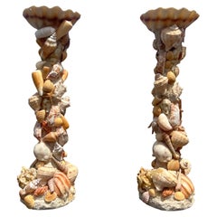 Ein Paar Vintage Monumental Pillar Shell verkrustete Kerzenhalter