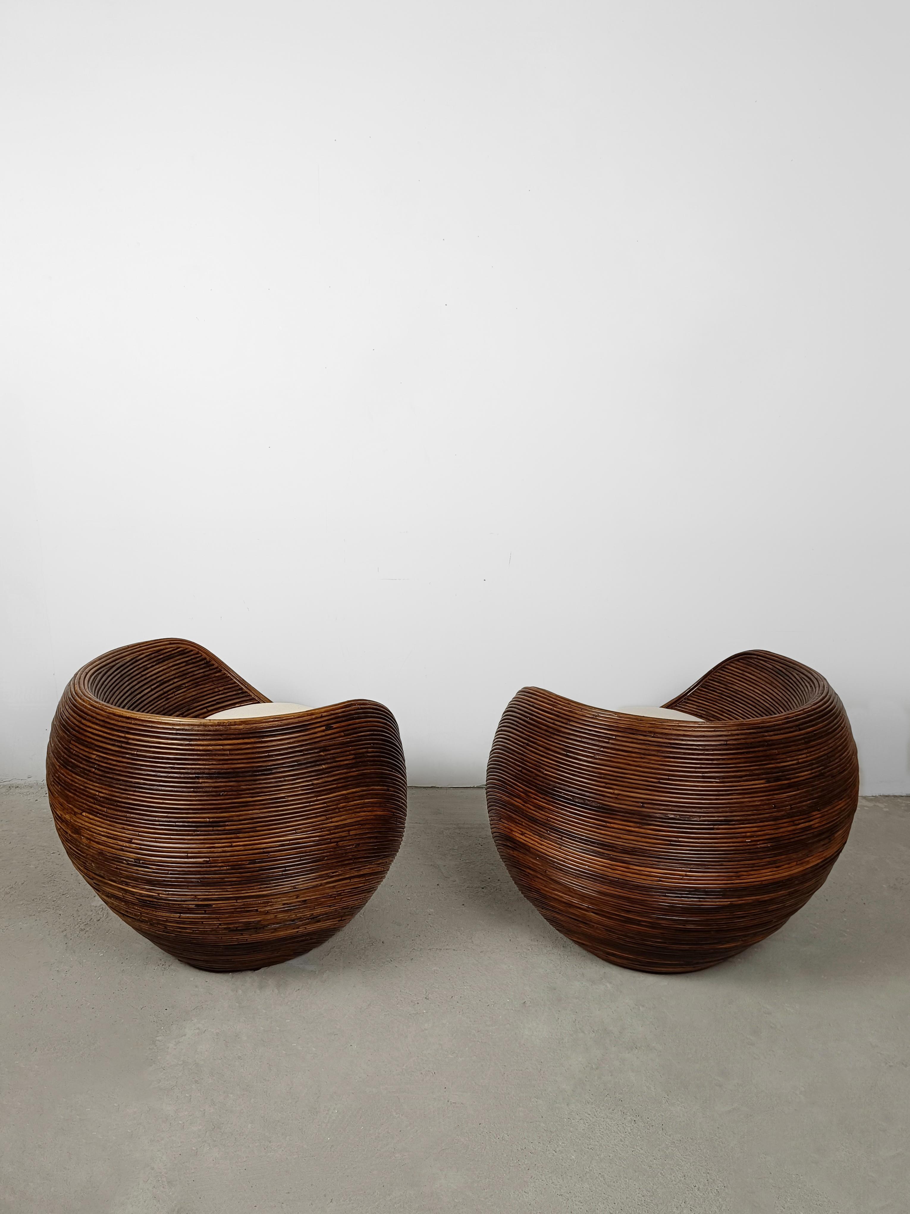A pair of Vintage Pencil-Reed Bamboo Pod Chairs with a Coffee Table, Italy 1970s For Sale 3