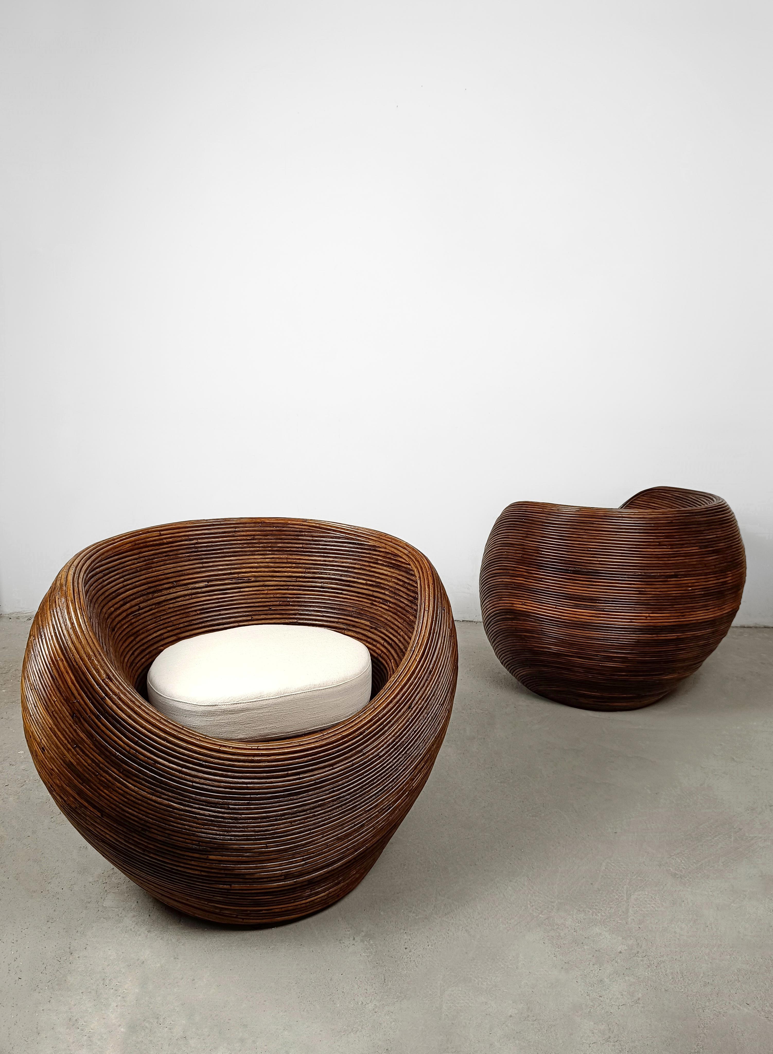 Italian A pair of Vintage Pencil-Reed Bamboo Pod Chairs with a Coffee Table, Italy 1970s For Sale