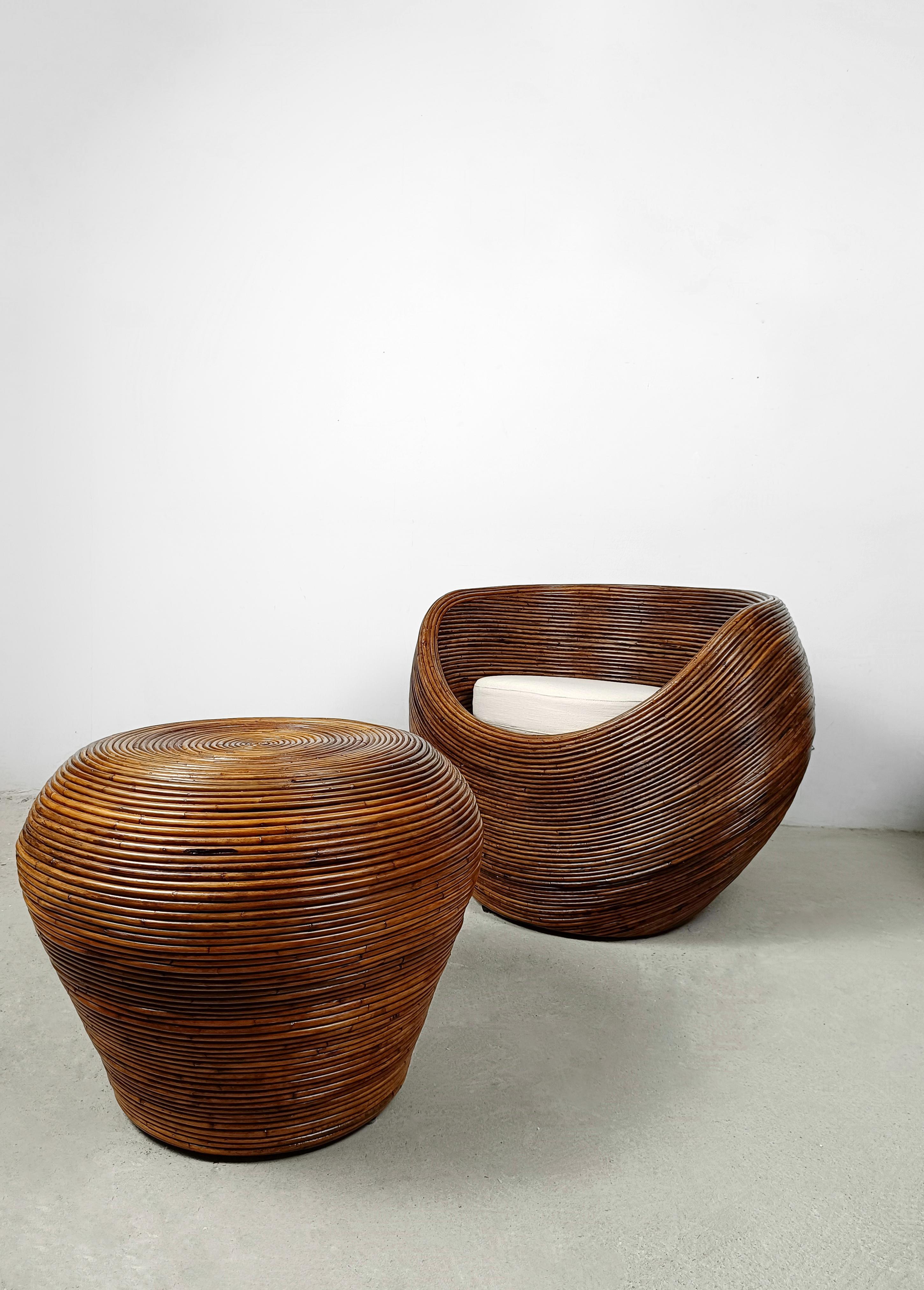 A pair of Vintage Pencil-Reed Bamboo Pod Chairs with a Coffee Table, Italy 1970s For Sale 1