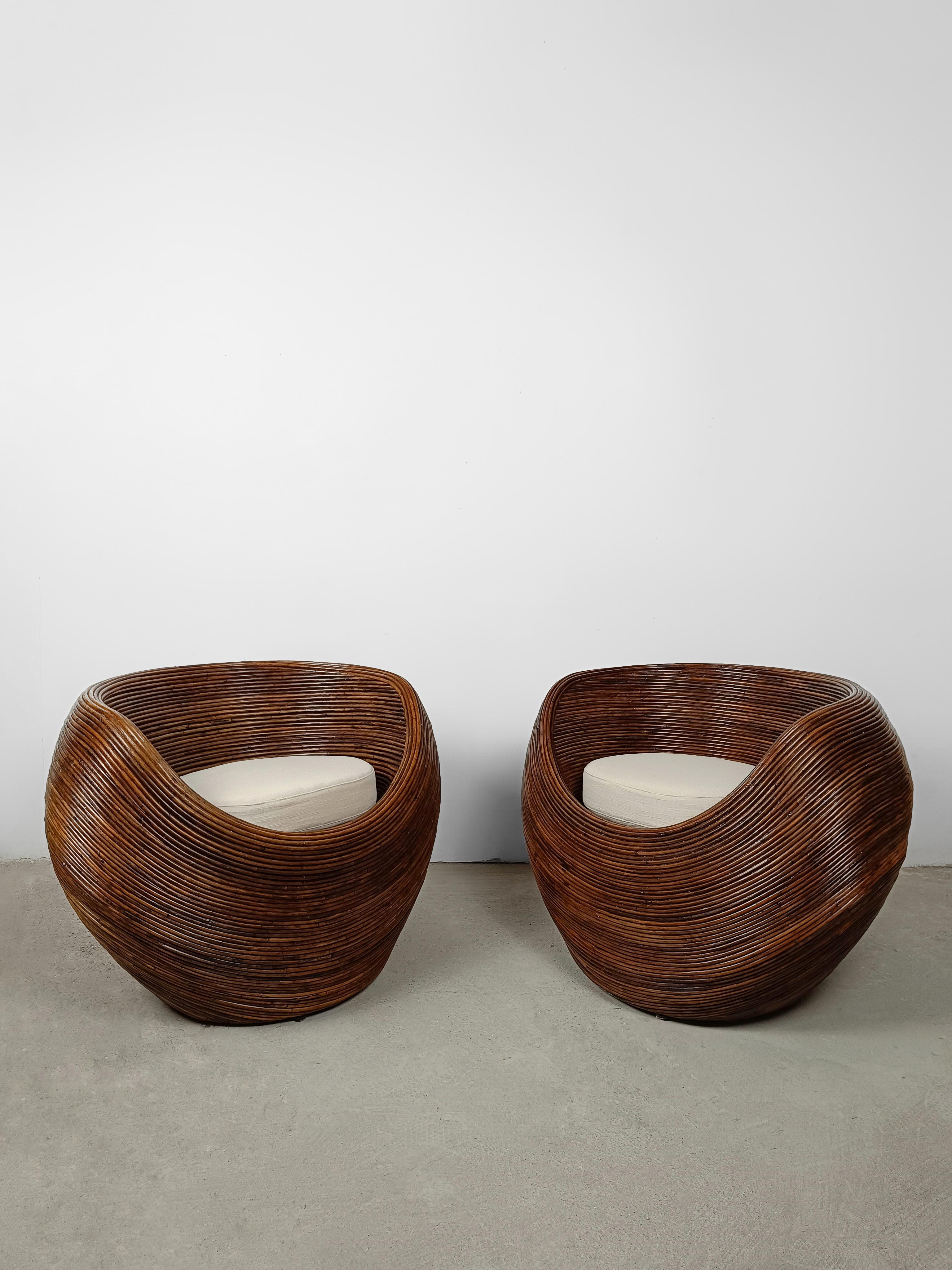 A pair of Vintage Pencil-Reed Bamboo Pod Chairs with a Coffee Table, Italy 1970s For Sale 2