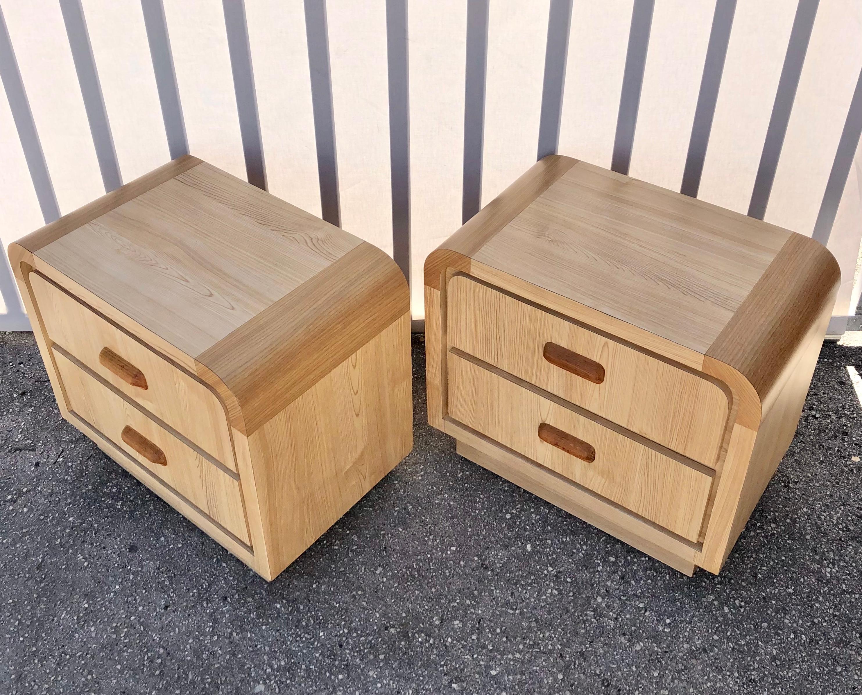 Pair of Vintage Post-Modern Faux Wood Laminated Waterfall Nightstands. c 1980s In Good Condition For Sale In Miami, FL