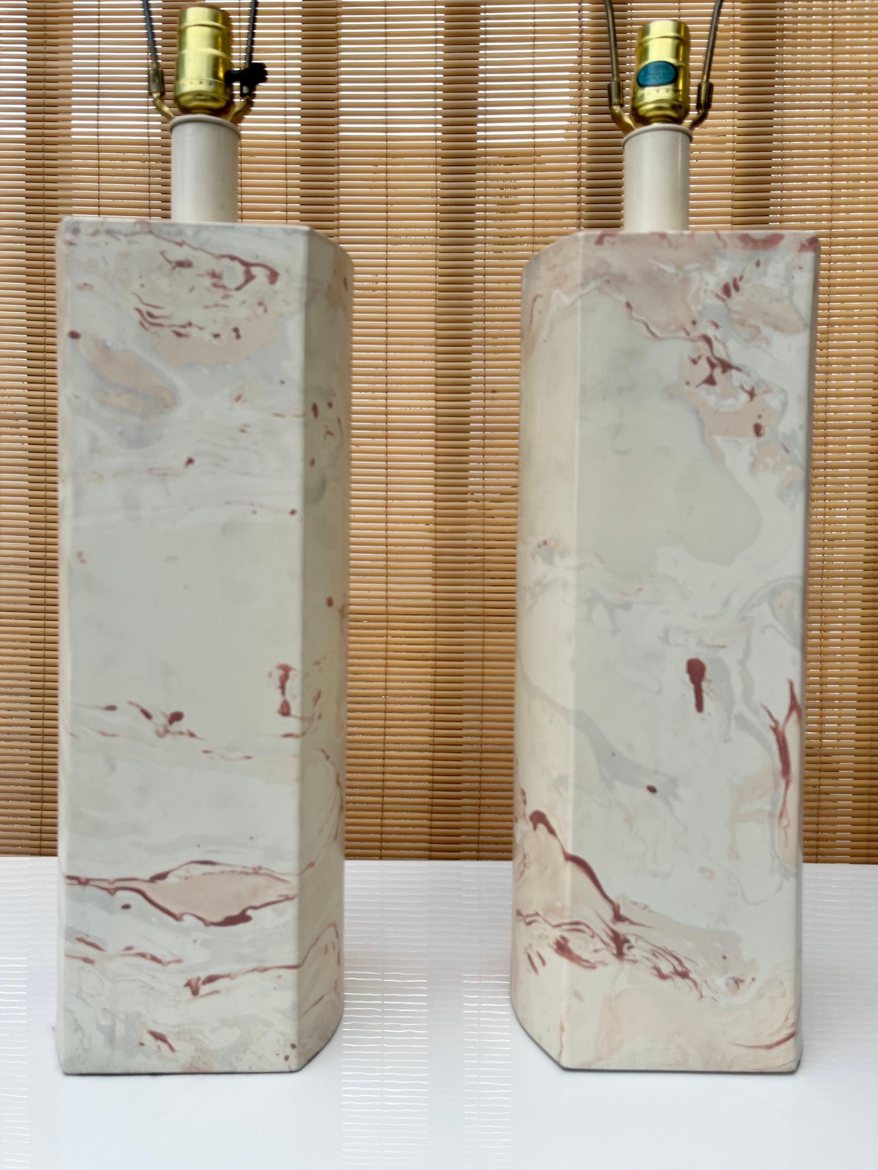 Pair of Vintage Postmodern Marbleized Table Lamps In Good Condition For Sale In Miami, FL