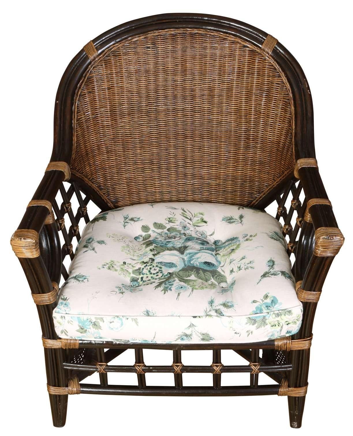 Cette paire de fauteuils en rotin vintage de belle facture présente une riche finition foncée et un design aéré en treillis ajouré. Le dossier arqué et les accoudoirs légèrement inclinés offrent une silhouette confortable et élégante, tandis que les