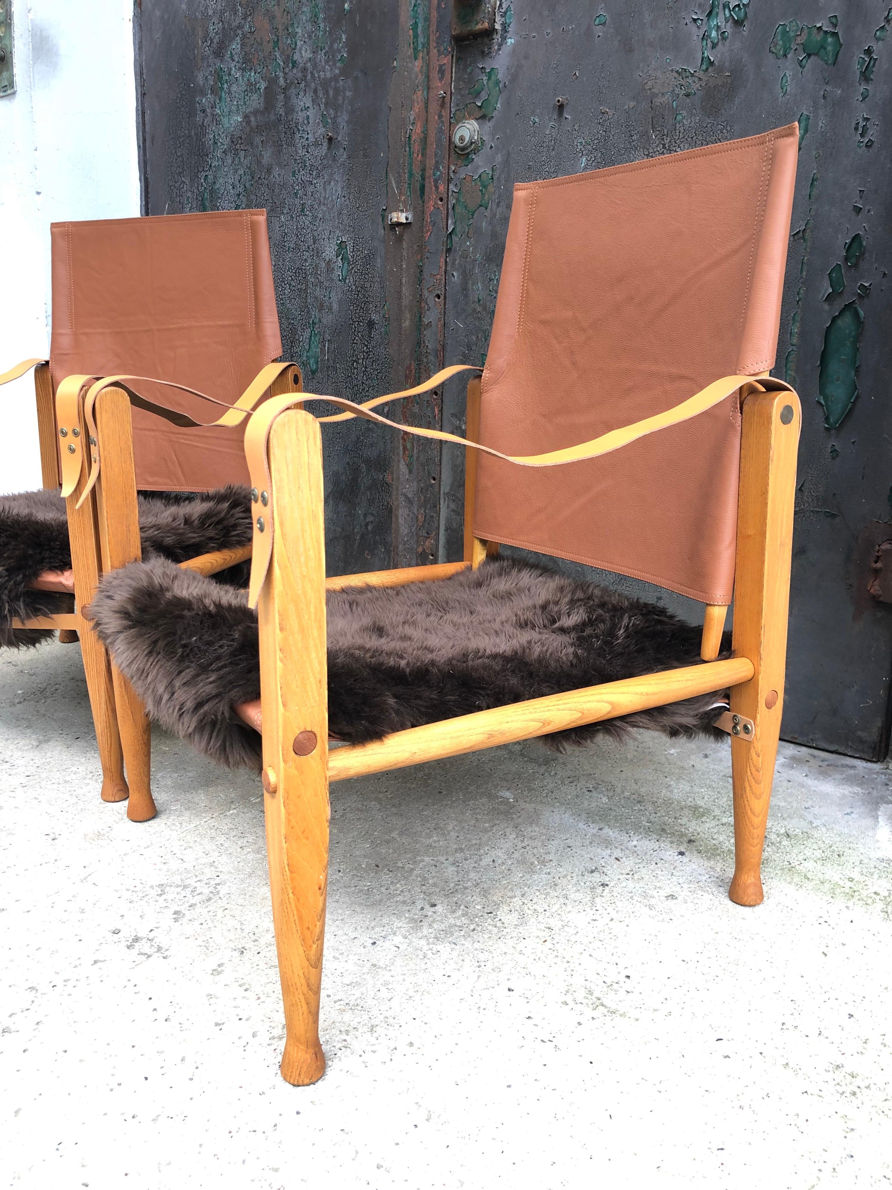 A vintage pair of refurbished Kaare Klint safari chairs from the 1960s by Rud Rasmussen furniture markers in Copenhagen.
KK47000 was designed in 1933 as a modern collapsible chair for contemporary interiors and is a design classic.
Stamped “Denmark”