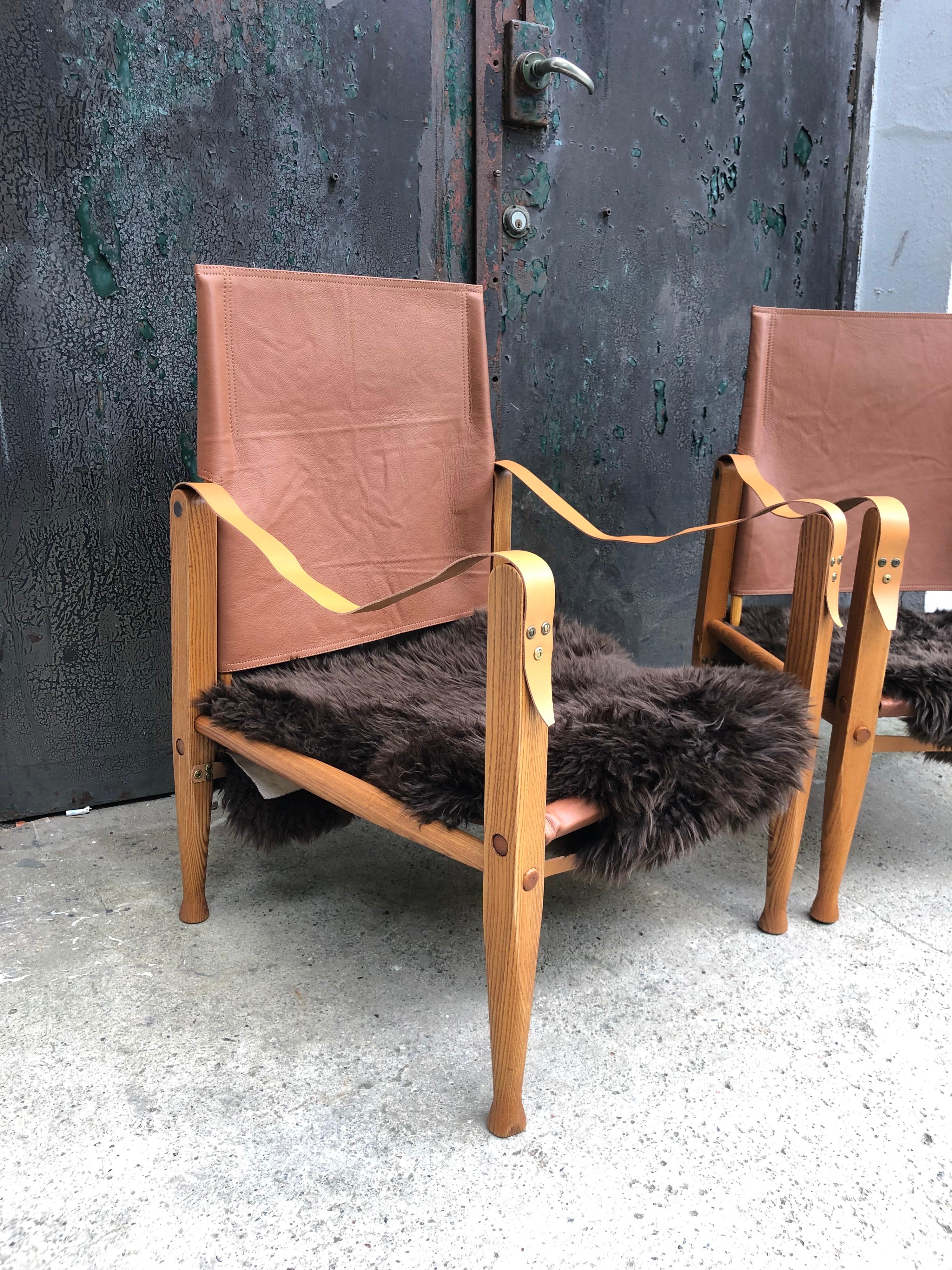 Ein Paar restaurierte Kaare Klint Safari-Stühle aus den 1960er Jahren (Moderne) im Angebot