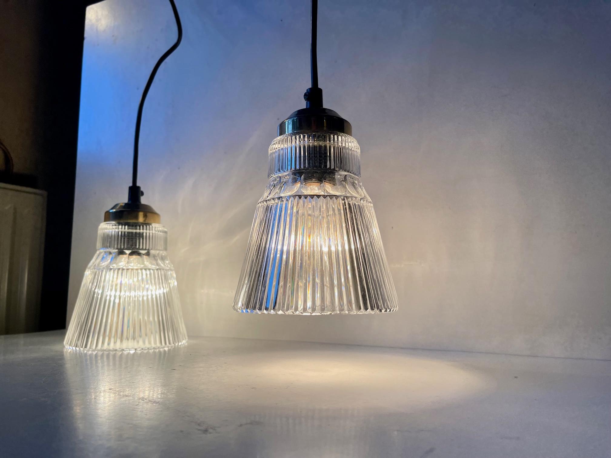A pair of Vintage Scandinavian Pendant Ceiling Lights in Glass and brass In Good Condition In Esbjerg, DK