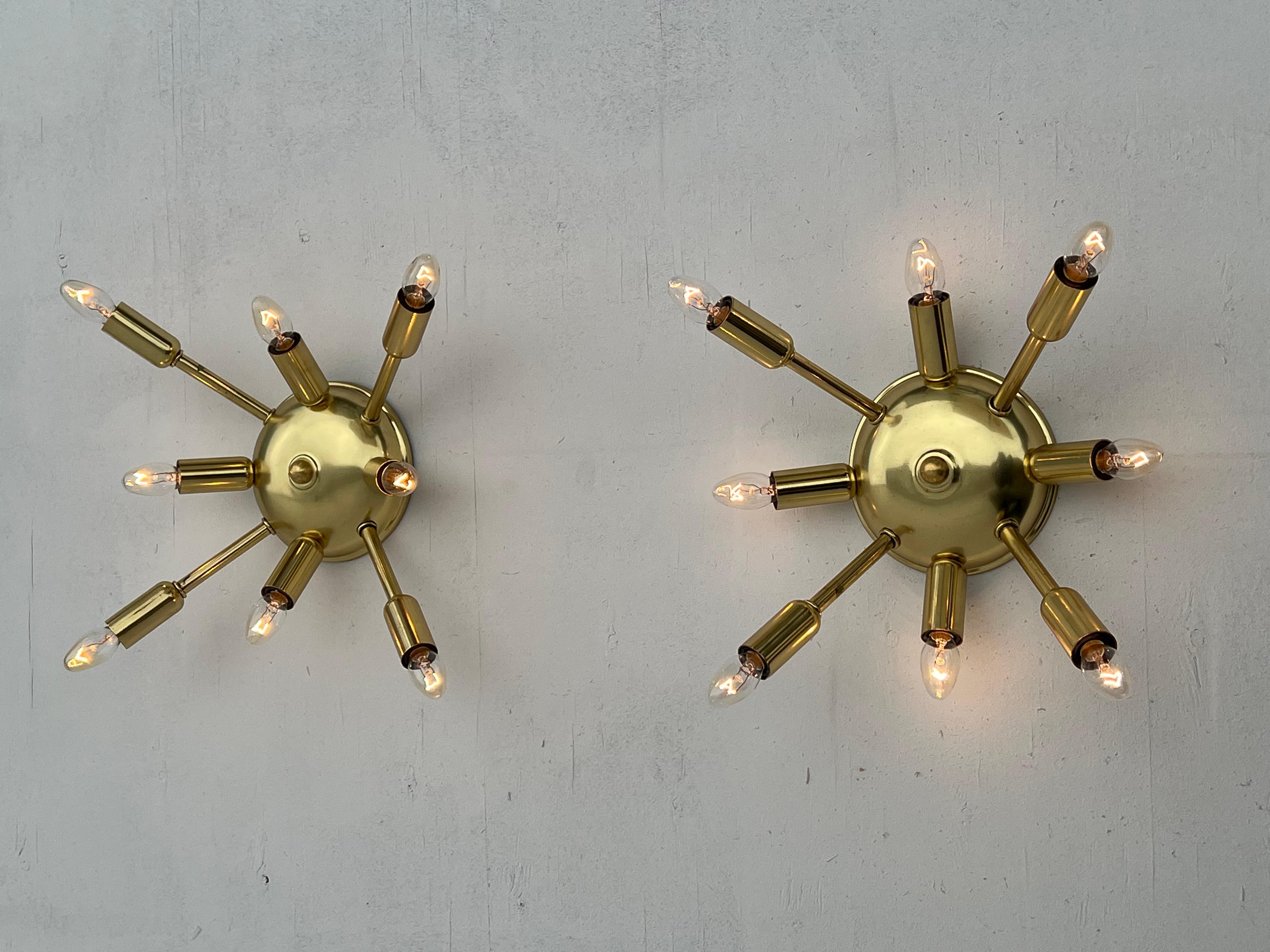 Una coppia di appliques o plafoniere in ottone vintage. Ispirato allo Sputnik di metà secolo. Ognuno di essi ha otto braccia.
