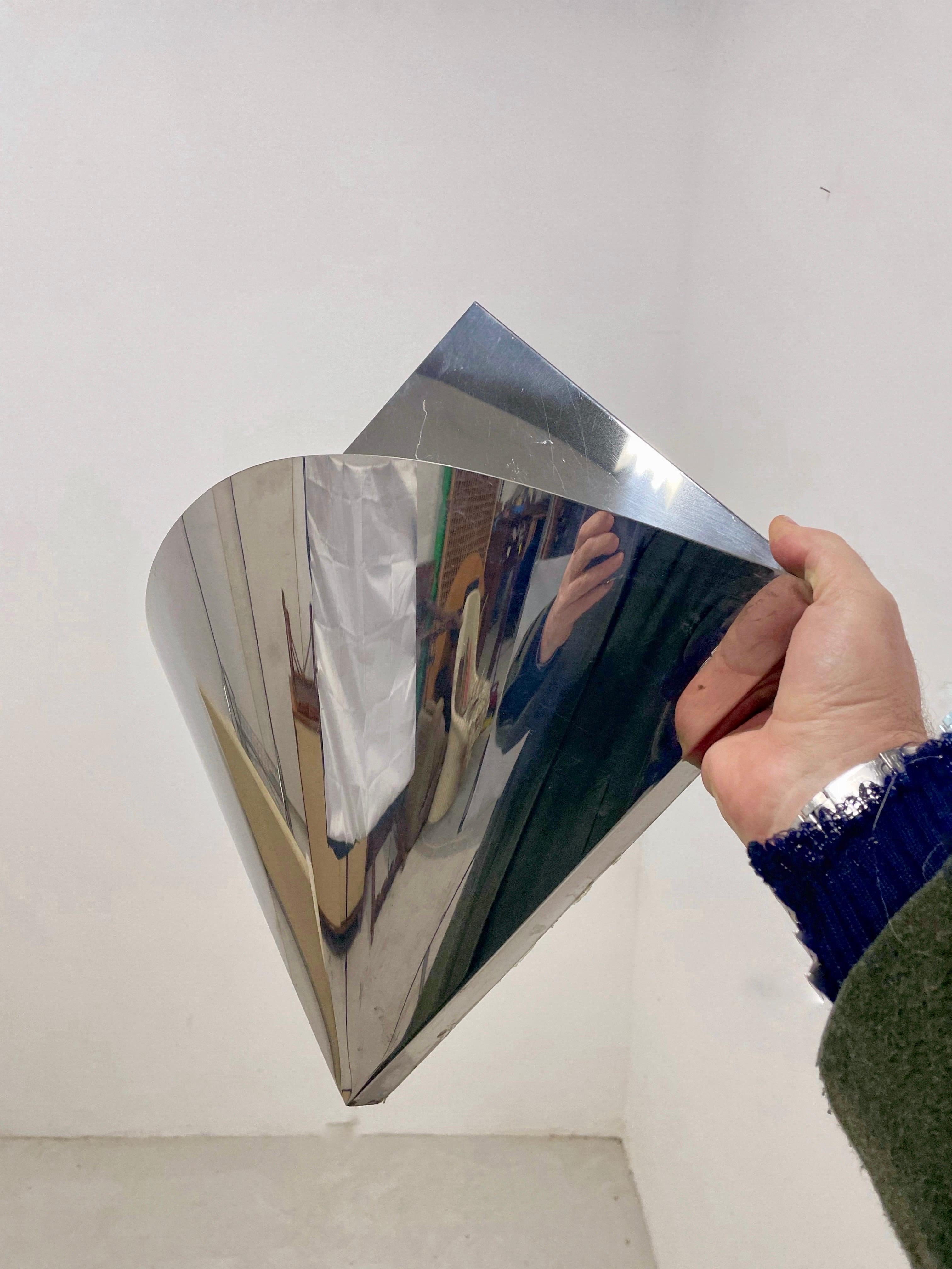 Este par de apliques vintage de los años 70, verdaderas esculturas luminosas, refleja el universo de Maria Pergay. Su diseño escultural combinado con un acabado de acero inoxidable las convierte en piezas excepcionales, que combinan estética y