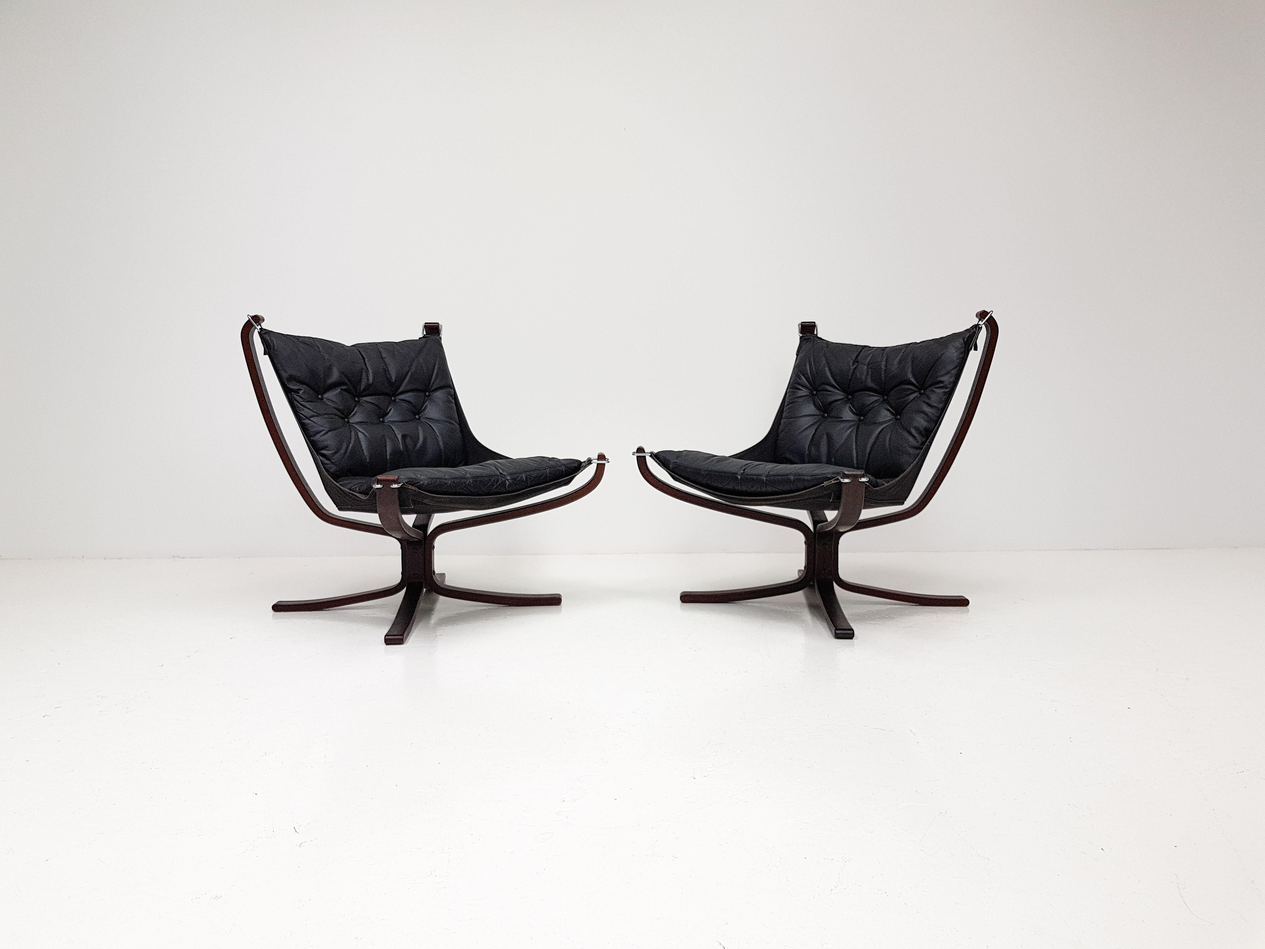 Pair of Vintage X-Framed Sigurd Ressell Designed Falcon Chairs, 1970s In Good Condition In London Road, Baldock, Hertfordshire