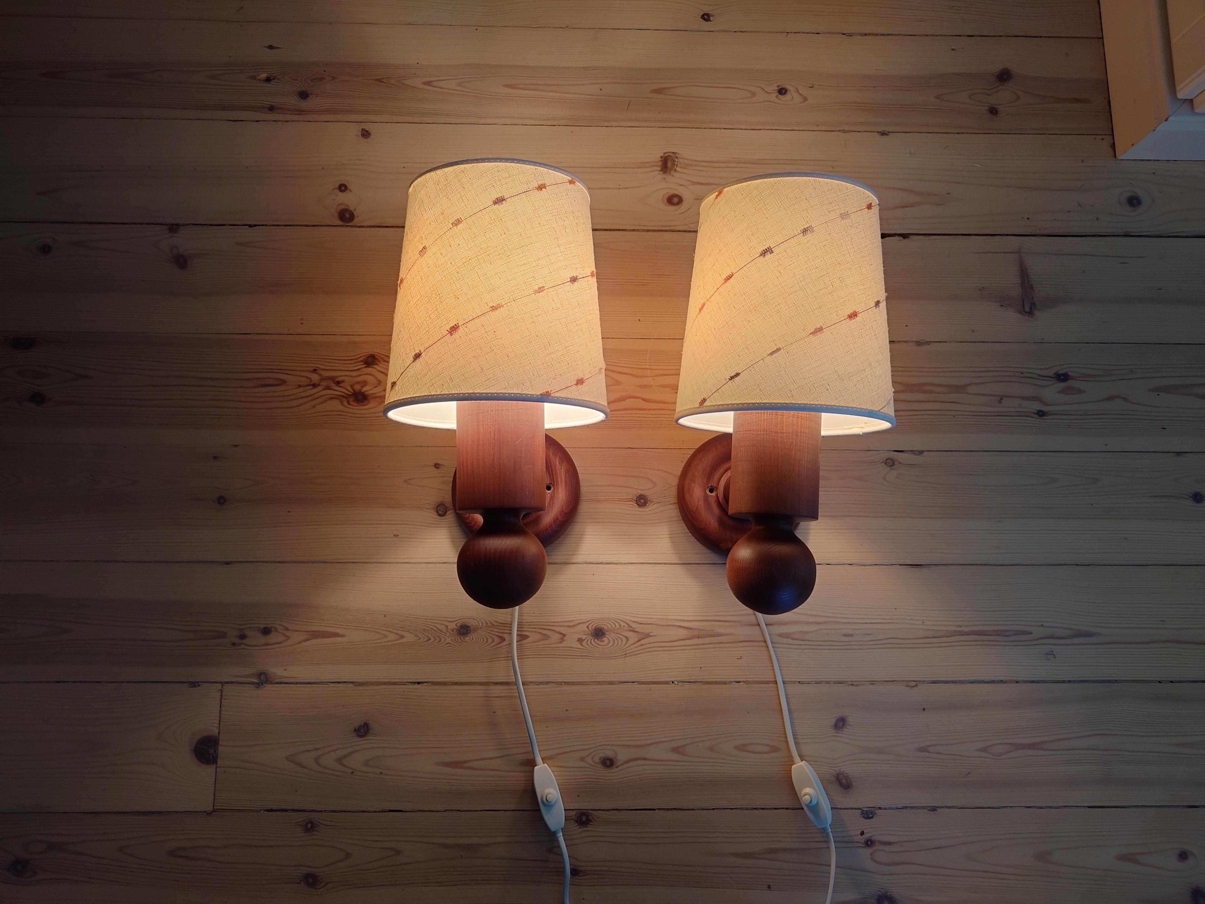 Uno & Östen Kristiansson Circa 60s diseñaron y Luxus fabricó un par de lámparas de pared. El cuerpo de estas lámparas es de  Teñido y madera de pino, que es una madera muy rara y buena. Es una lámpara sueca y tiene un tejido moderno,  y pino. La