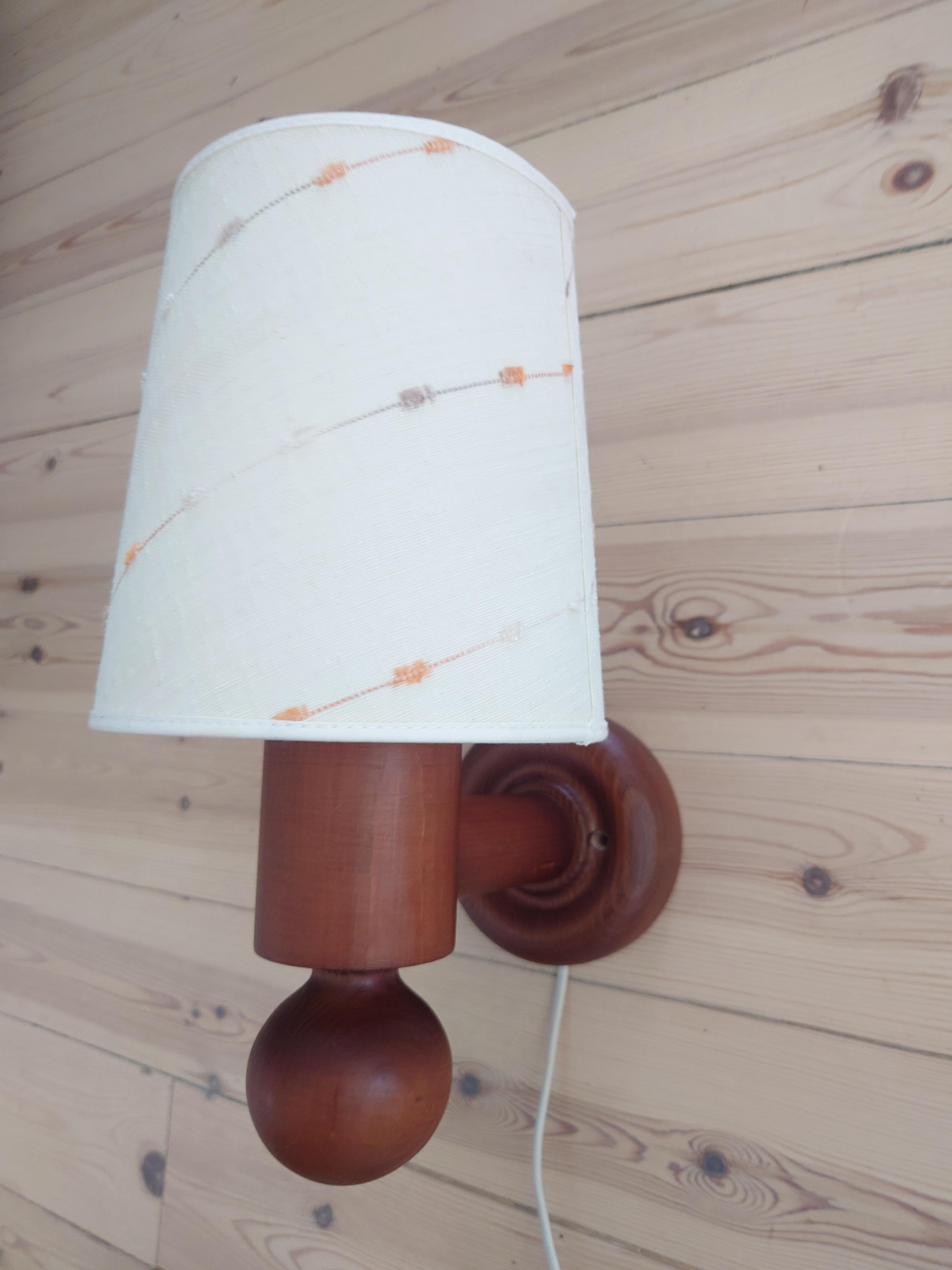 Un par de Apliques Luxus Uno & Östen Kristiansson Markaryd Suecia  pino 60s Sueco en venta