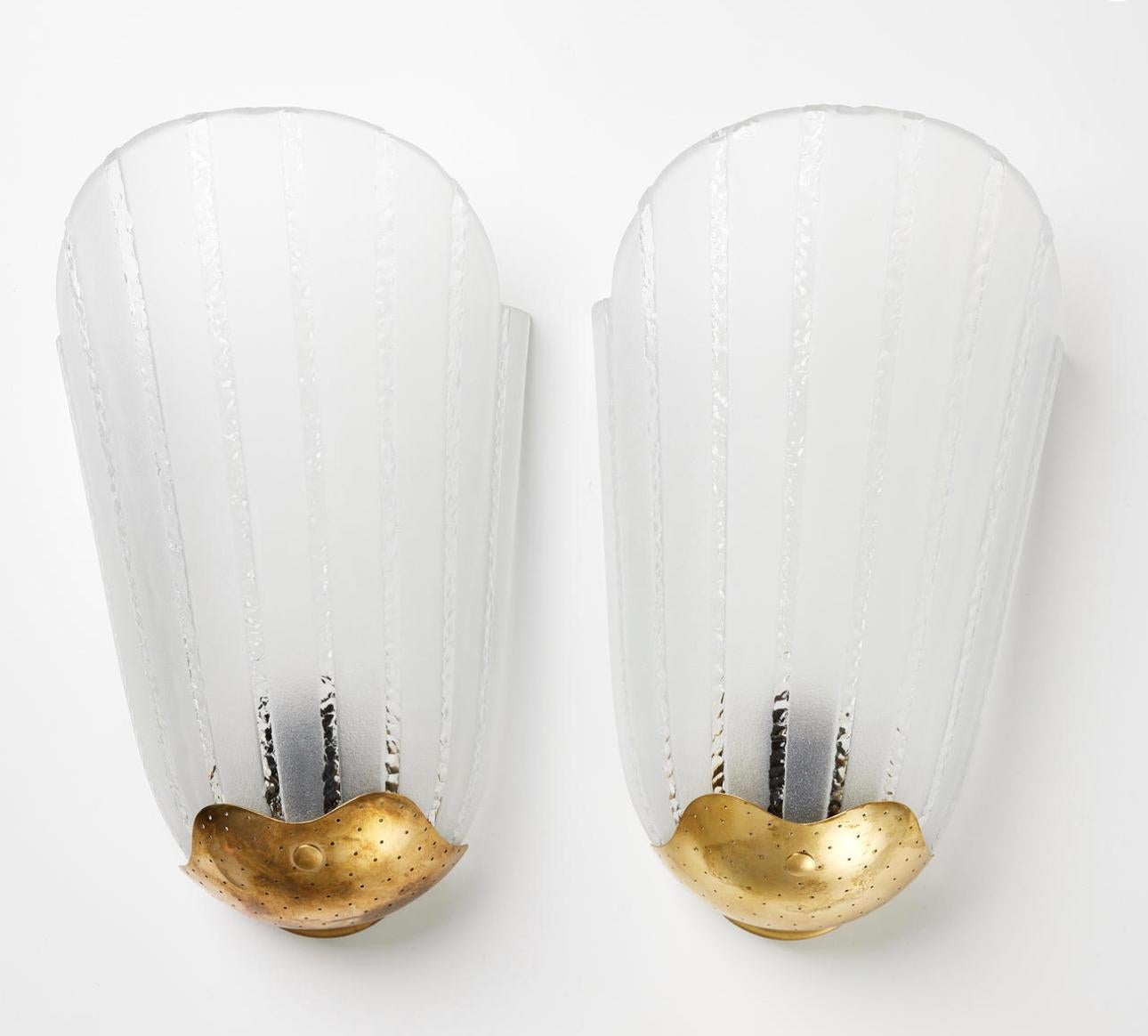 Una coppia di lampade da parete progettate  di Harald Notini per Arvid Bohlmatks Lampfabrik, Model 8552.Sweden. Circa 1940.
Vetro smerigliato e ottone. Dimensioni: H. H. 14.2