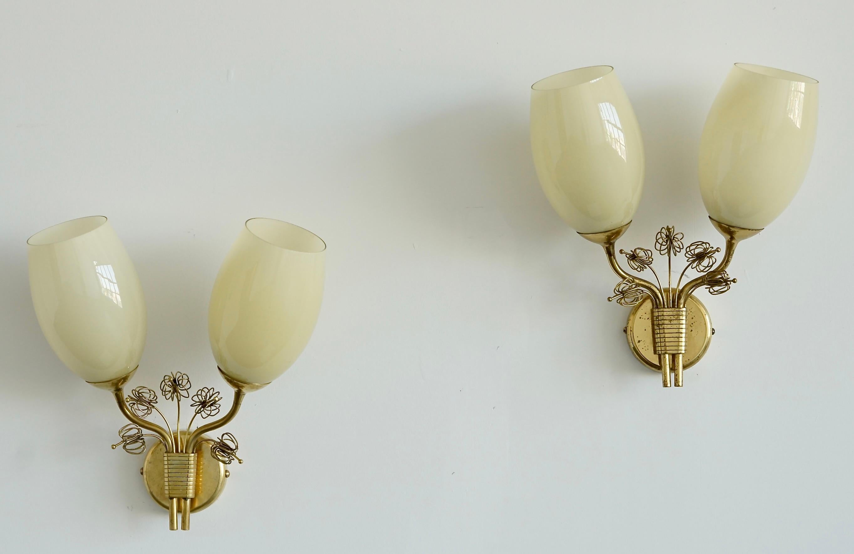 Un par de apliques de pared diseñados por Paavo Tynell, para OY Taito, modelo 9453.
Finlandia, hacia 1950. Tulipas de cristal opalino sobre herrajes de latón.
Ambos aparatos llevan la inscripción 