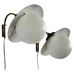 Una coppia di lampade da parete di Paavo Tynell per Taito Oy.