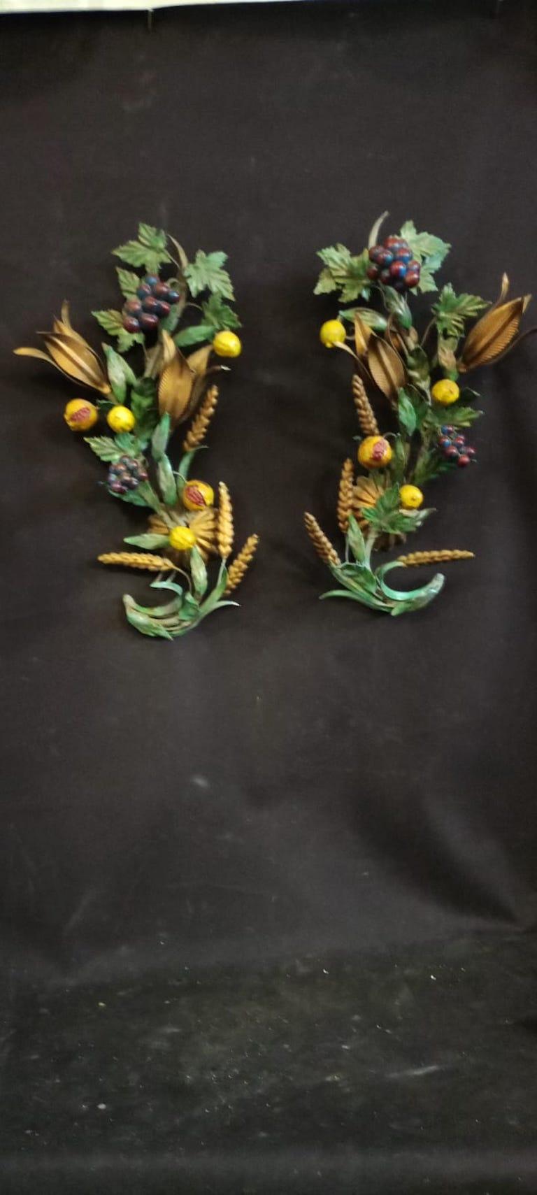 Ein Paar schöne Wandleuchten aus lackiertem, emailliertem Eisen, in Form eines Granatapfelbaums, mit zwei Foldes, von Officina Ciani-Florenz, auf der Rückseite gestempelt Ciani, Italien 1970er Jahre
