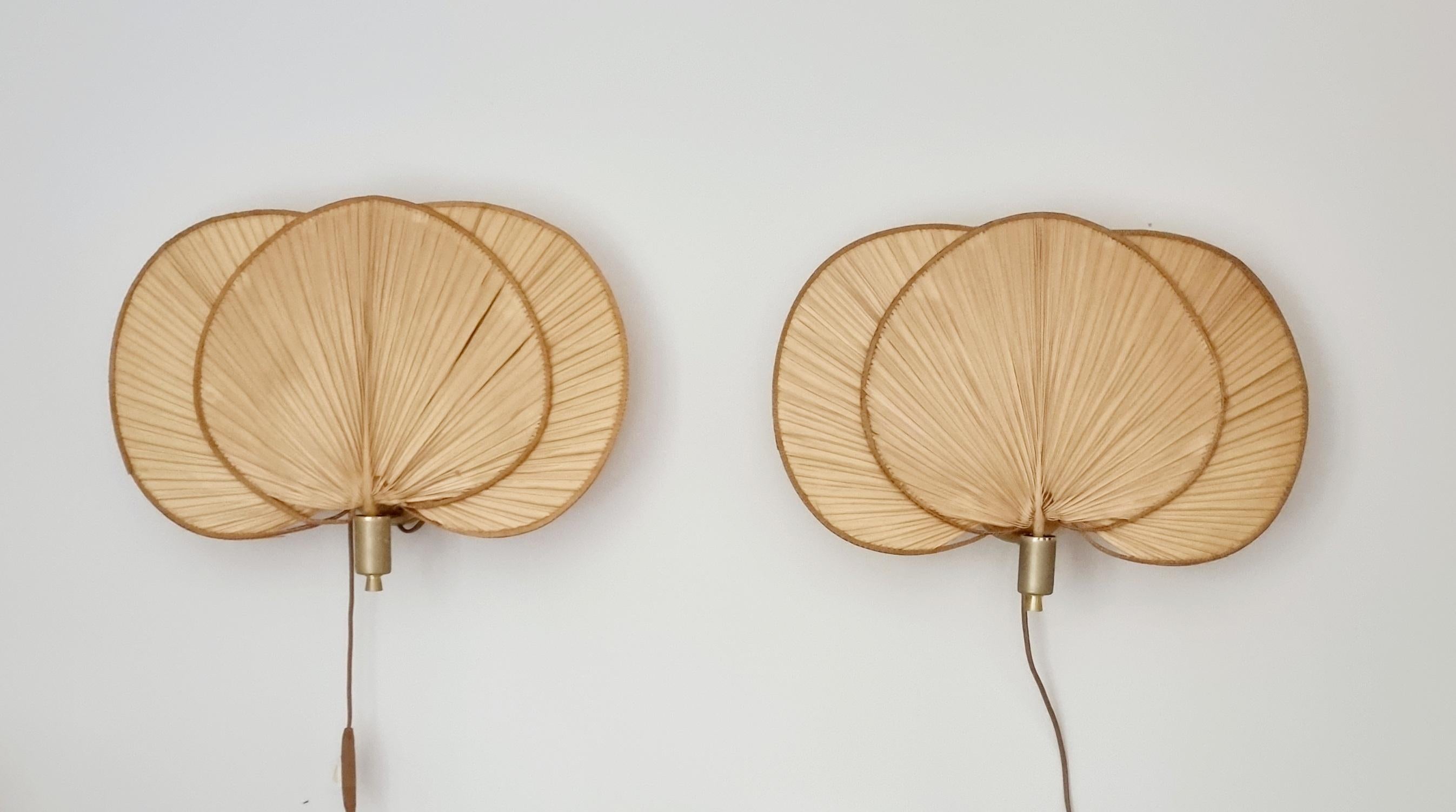 A pair of decorative palm leaf wall lights by Miranda AB Svedala, Sweden 1970s. 

In good condition, a few smaller tears/splits and scratches in leaves. But overall in good condition. 

Swedish wiring, we recommend to rewire if needed to follow
