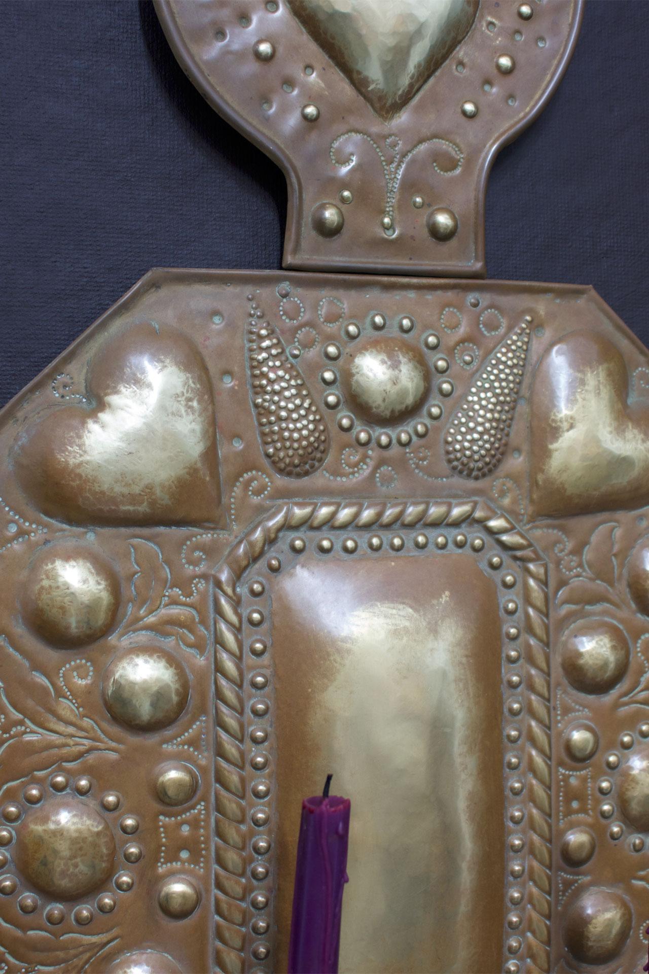 A pair of hammered brass wall sconce by Paul Huwald,
circa 1910,
Germany.
