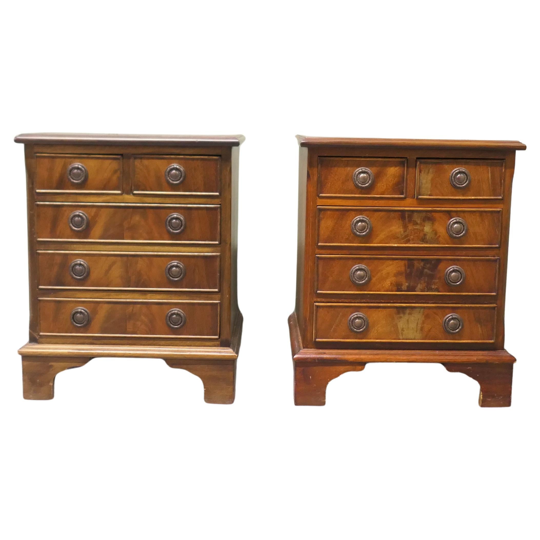 Una coppia di cassettiere da letto in noce in vendita
