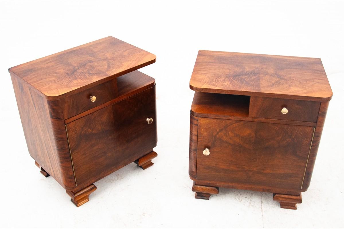 A pair of walnut bedside tables, Poland, 1950s. In Good Condition In Chorzów, PL