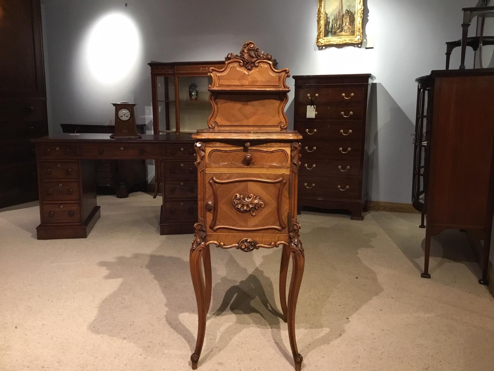 Pair of Walnut French Late 19th Century Bedside Cabinets For Sale 3