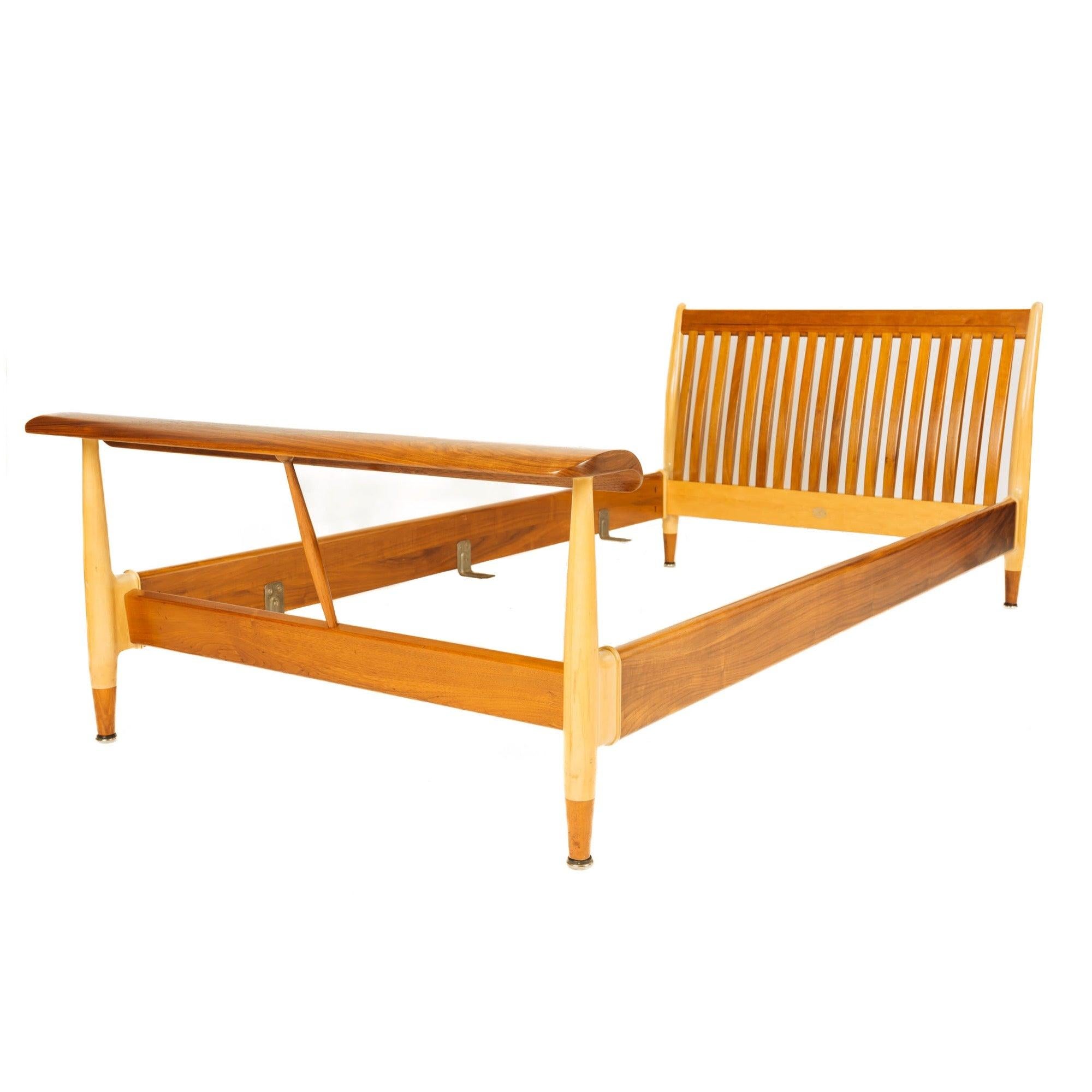 Étonnants lits jumeaux modernistes en noyer et érable avec un pied de lit incurvé et sculptural en noyer et une tête de lit en fuseaux de noyer dans un cadre en érable.
